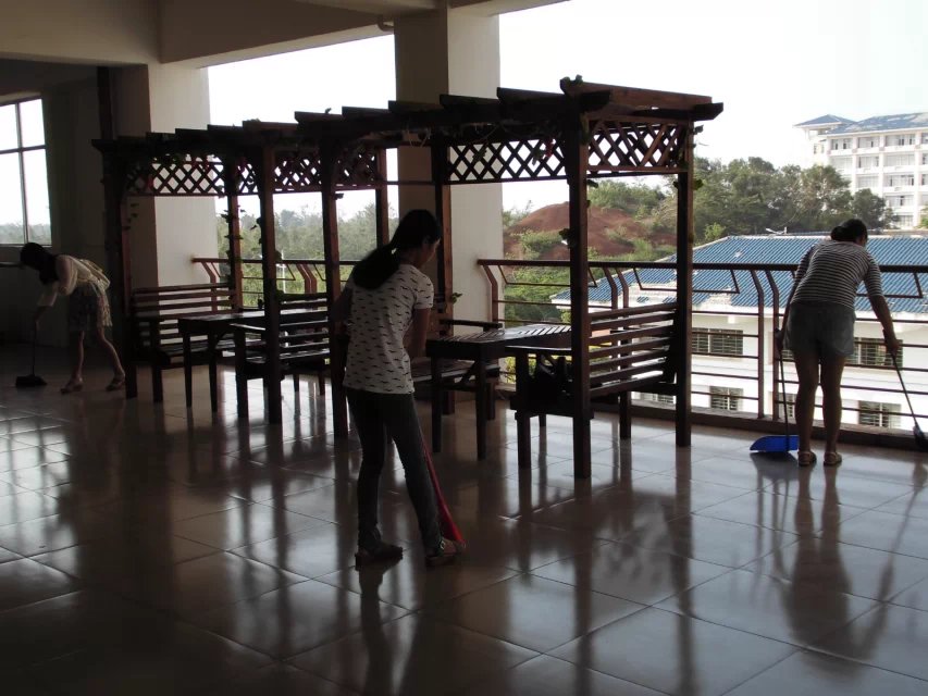 外国语学院组织大扫除活动