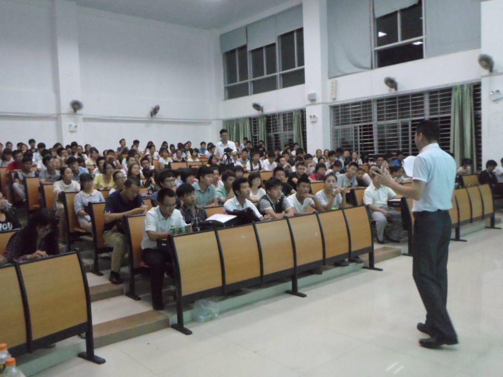   走近营销  提升能力——记海口首届大学生营销大赛海南师范大学专场培训 