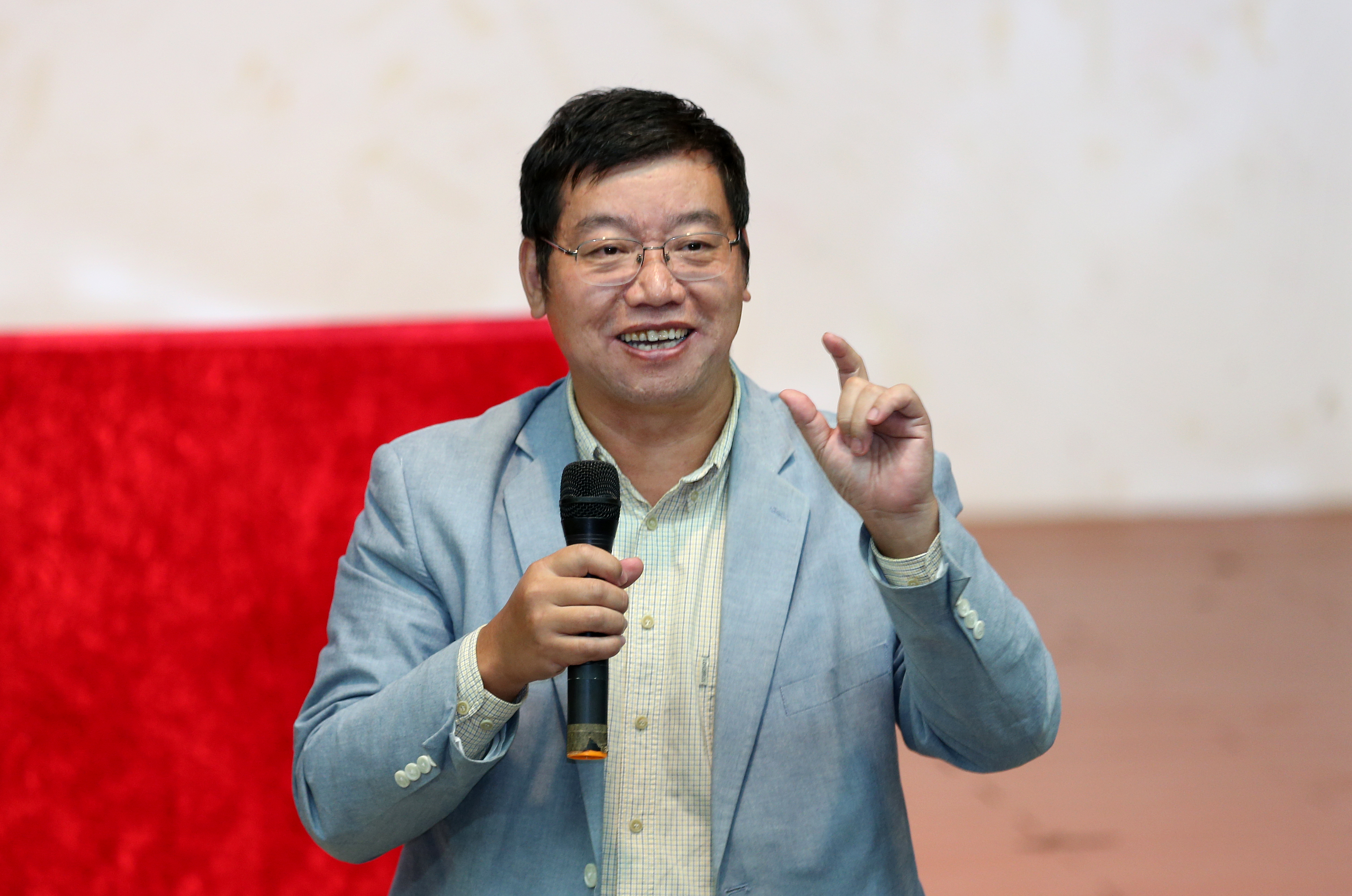 我校举行“三严三实”专题教育现场会