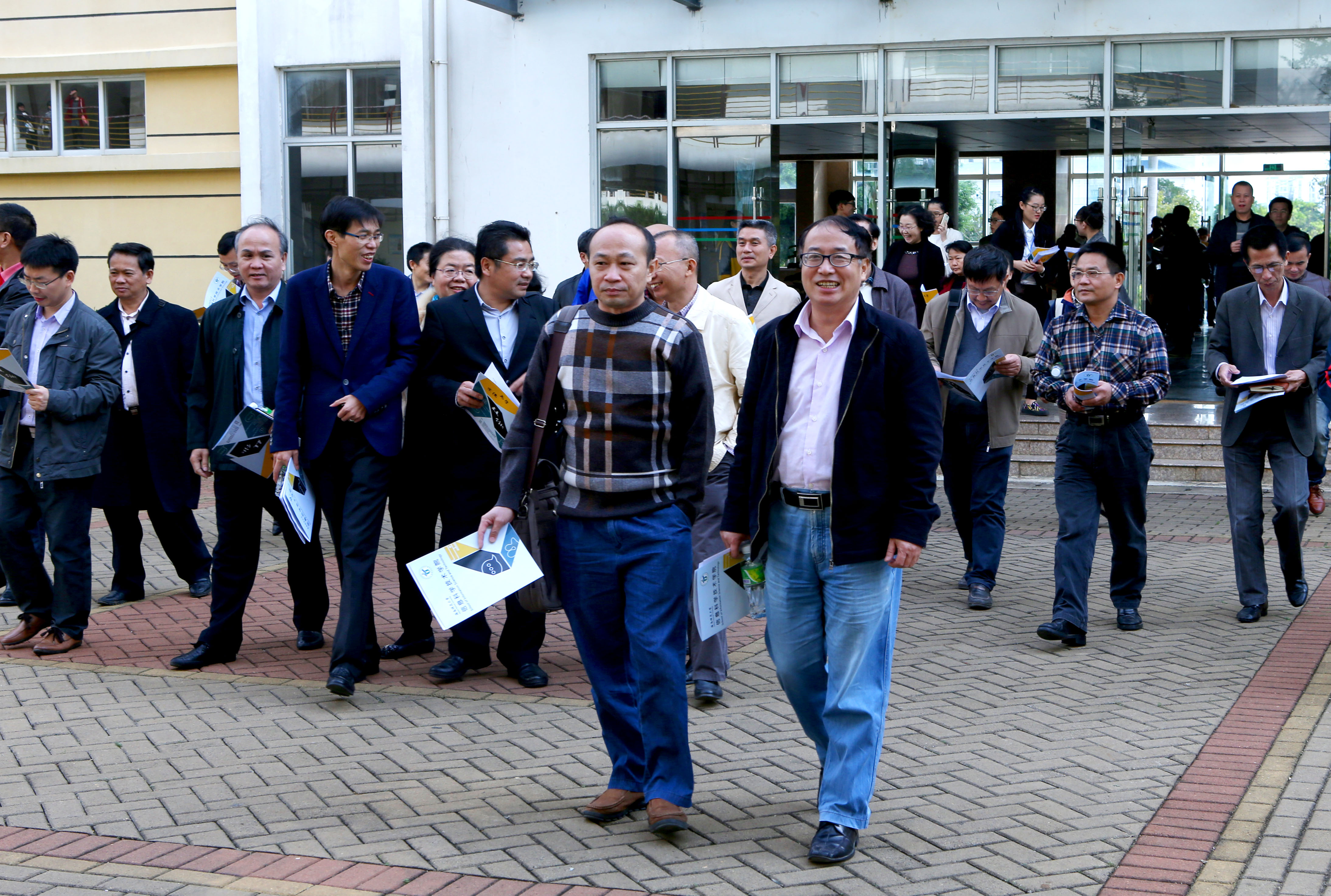 我校举行“三严三实”专题教育现场会