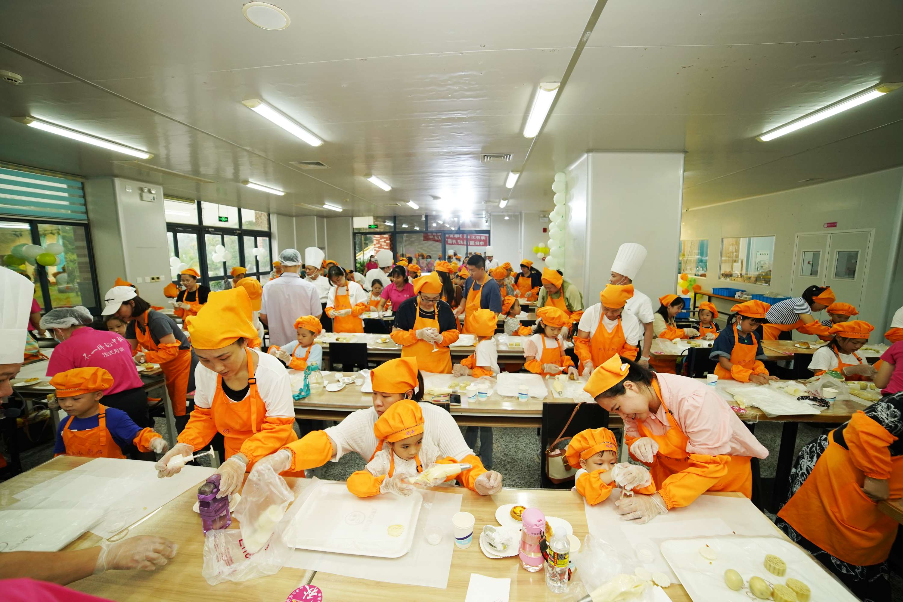 “烘”托节庆,“焙”感温暖――校工会组织庆祝教师节暨喜迎中秋国庆烘焙DIY活动