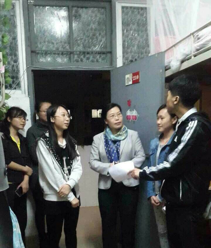 暖流淌心间，师生情更浓 ――记初等教育学院教职工走访学生宿舍
