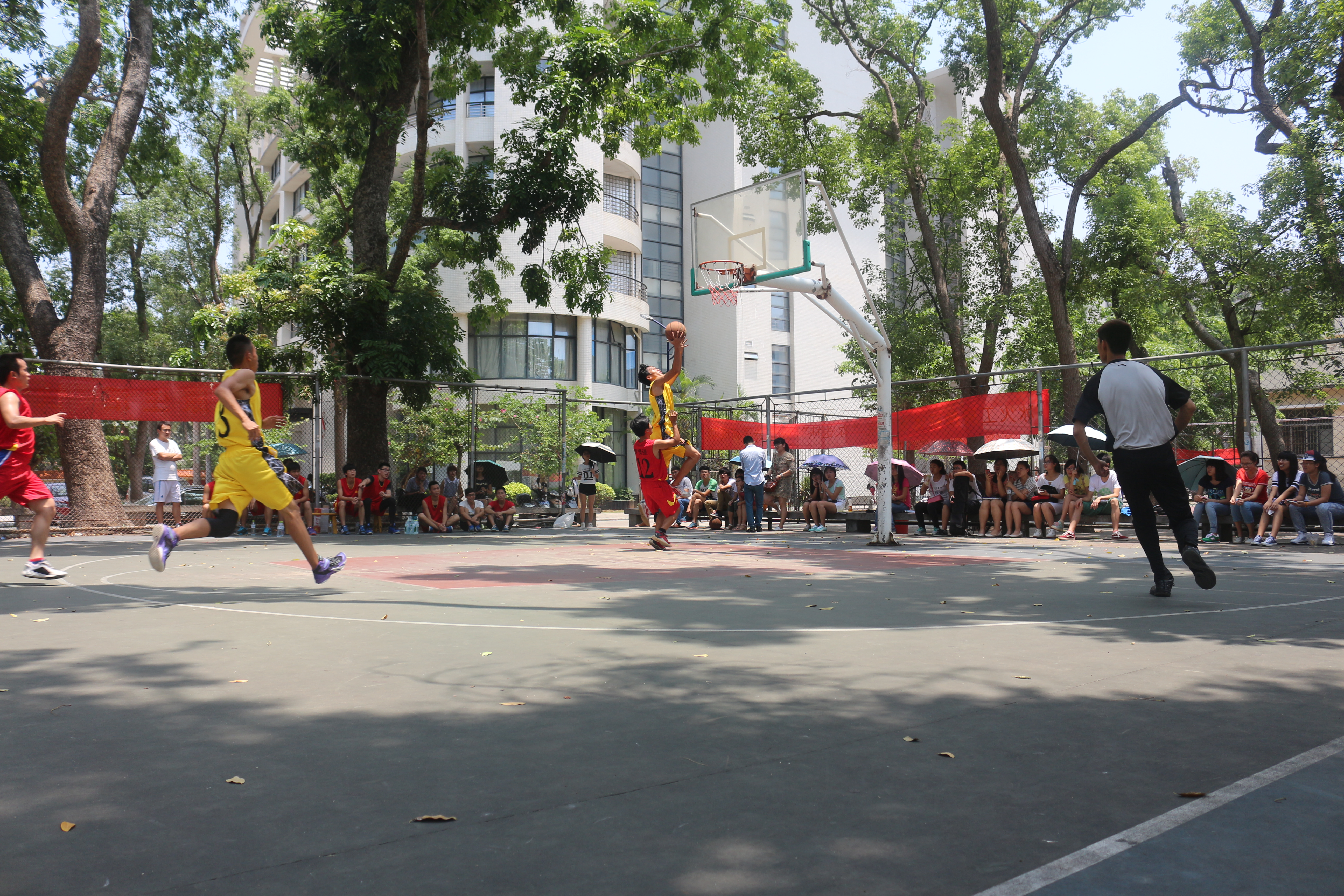 激情校园“NBA” ——记物电学院“欢送杯”篮球赛