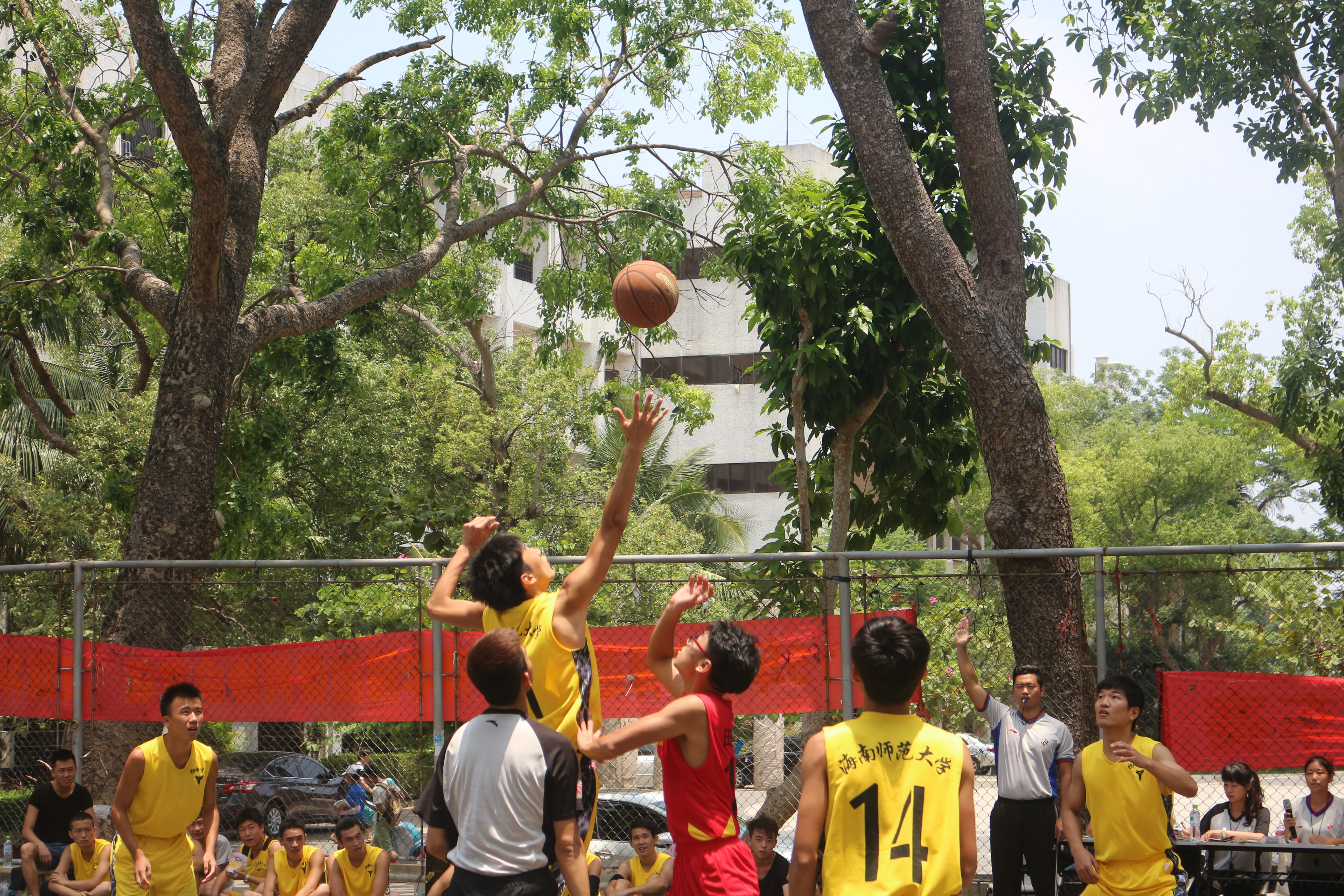 激情校园“NBA” ——记物电学院“欢送杯”篮球赛