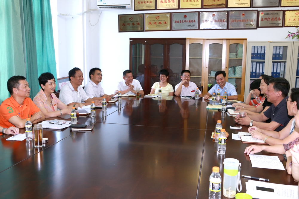 我校召开党委理论中心组（扩大）学习会议