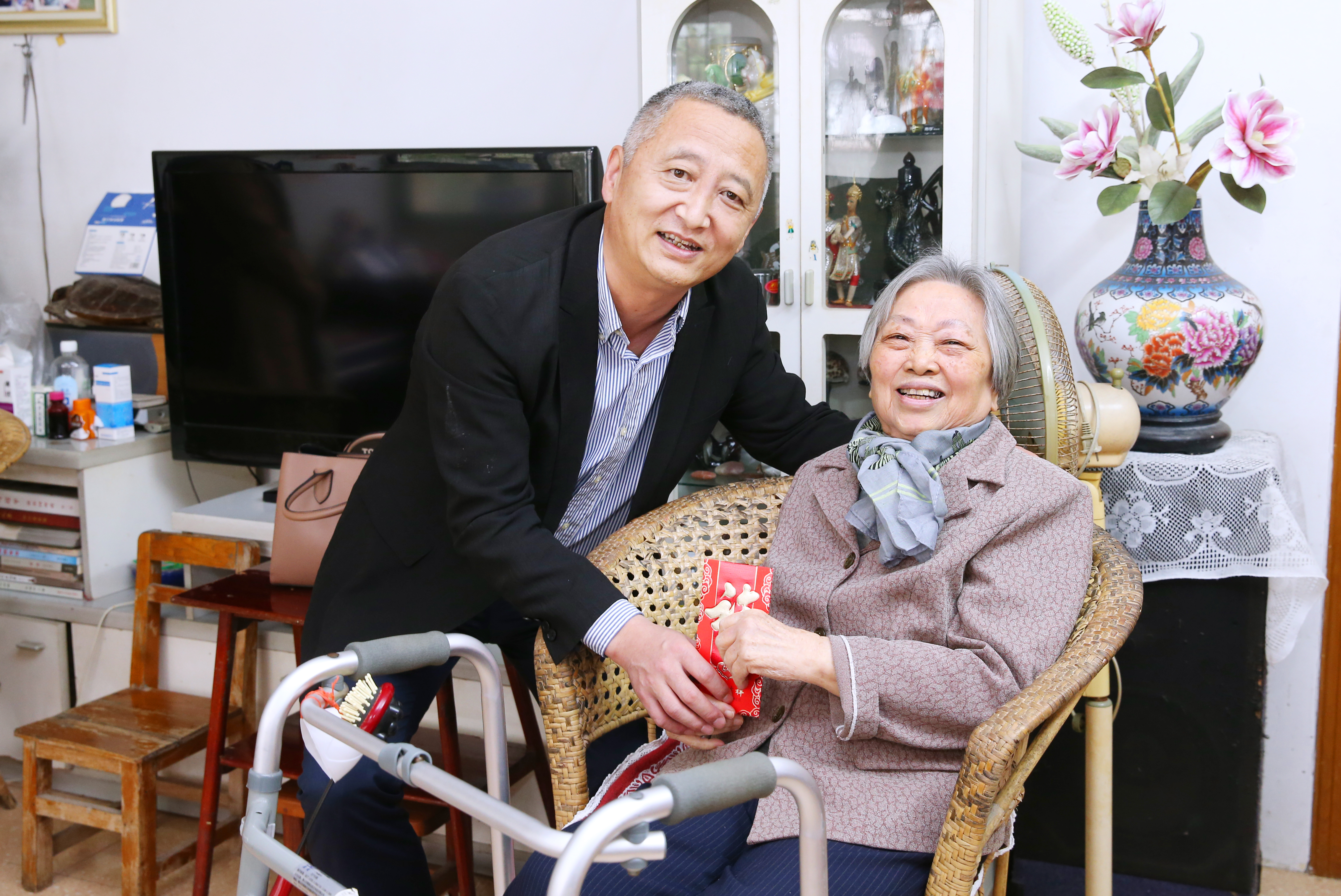 李文、李湖慰问我校老干部