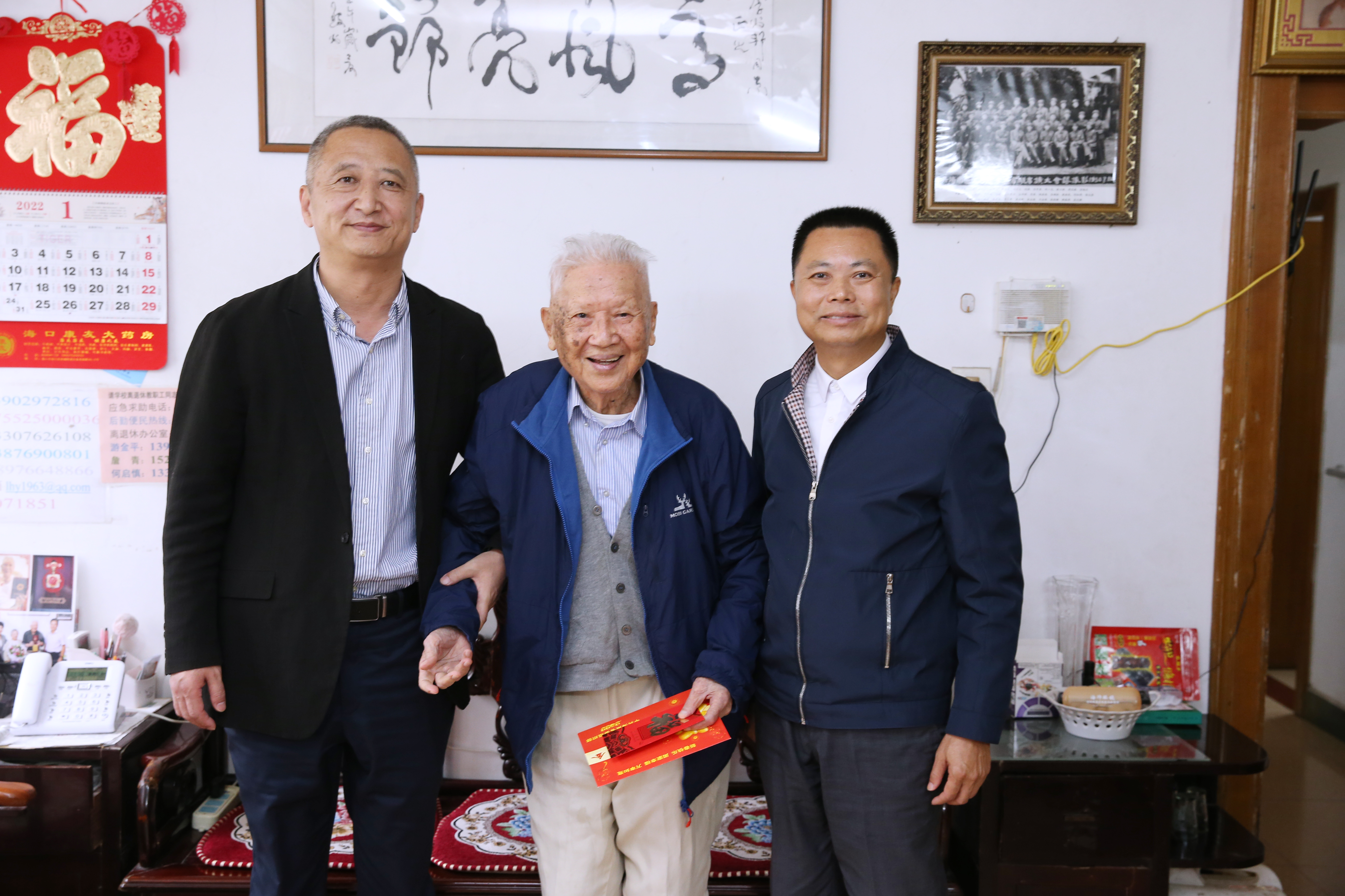 李文、李湖慰问我校老干部