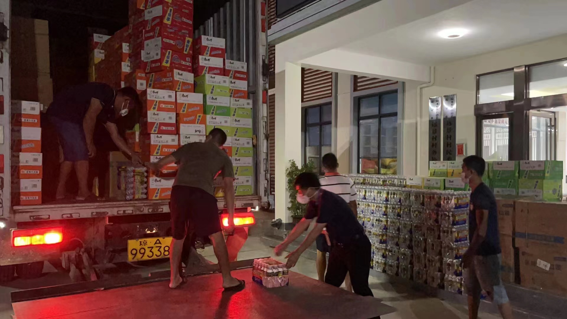 携手并肩 同心抗疫 我校向陵水县乡村振兴驻点村捐赠抗疫物资