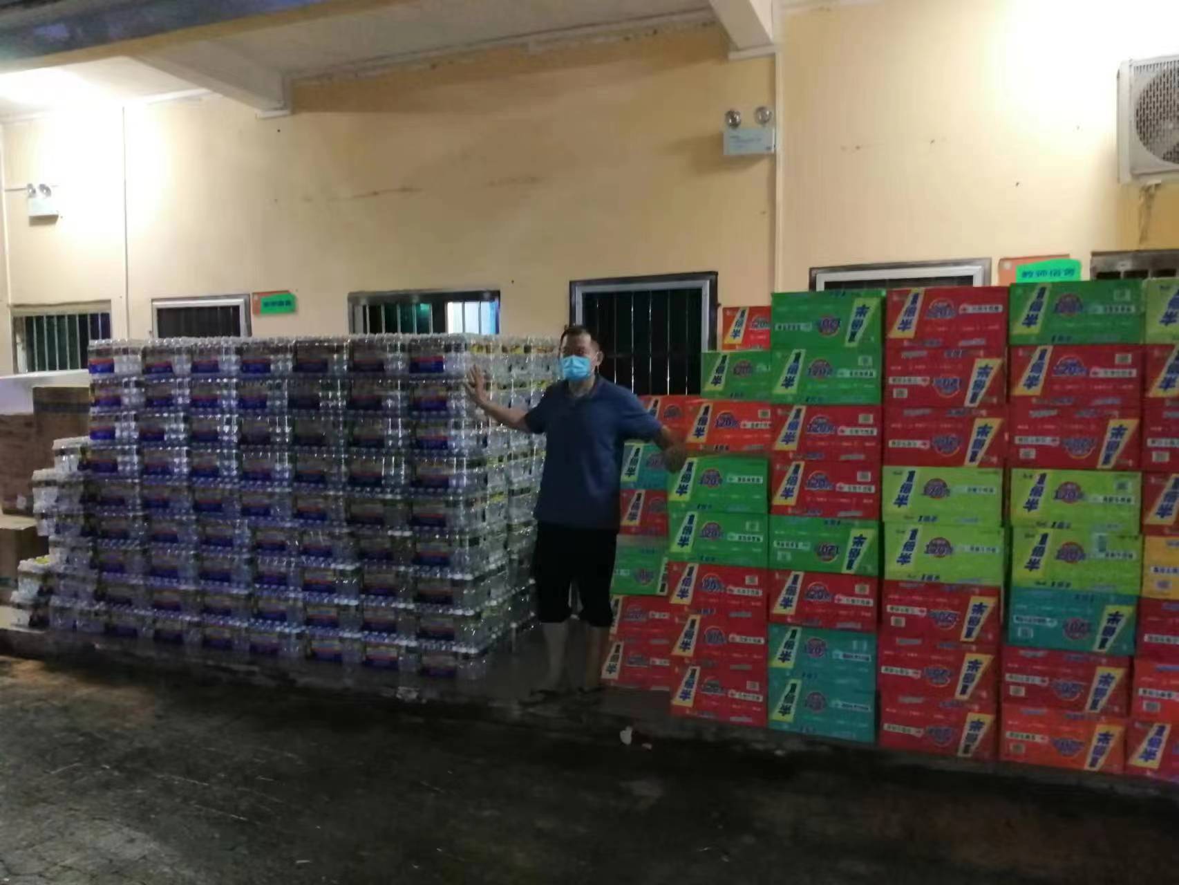 携手并肩 同心抗疫 我校向陵水县乡村振兴驻点村捐赠抗疫物资