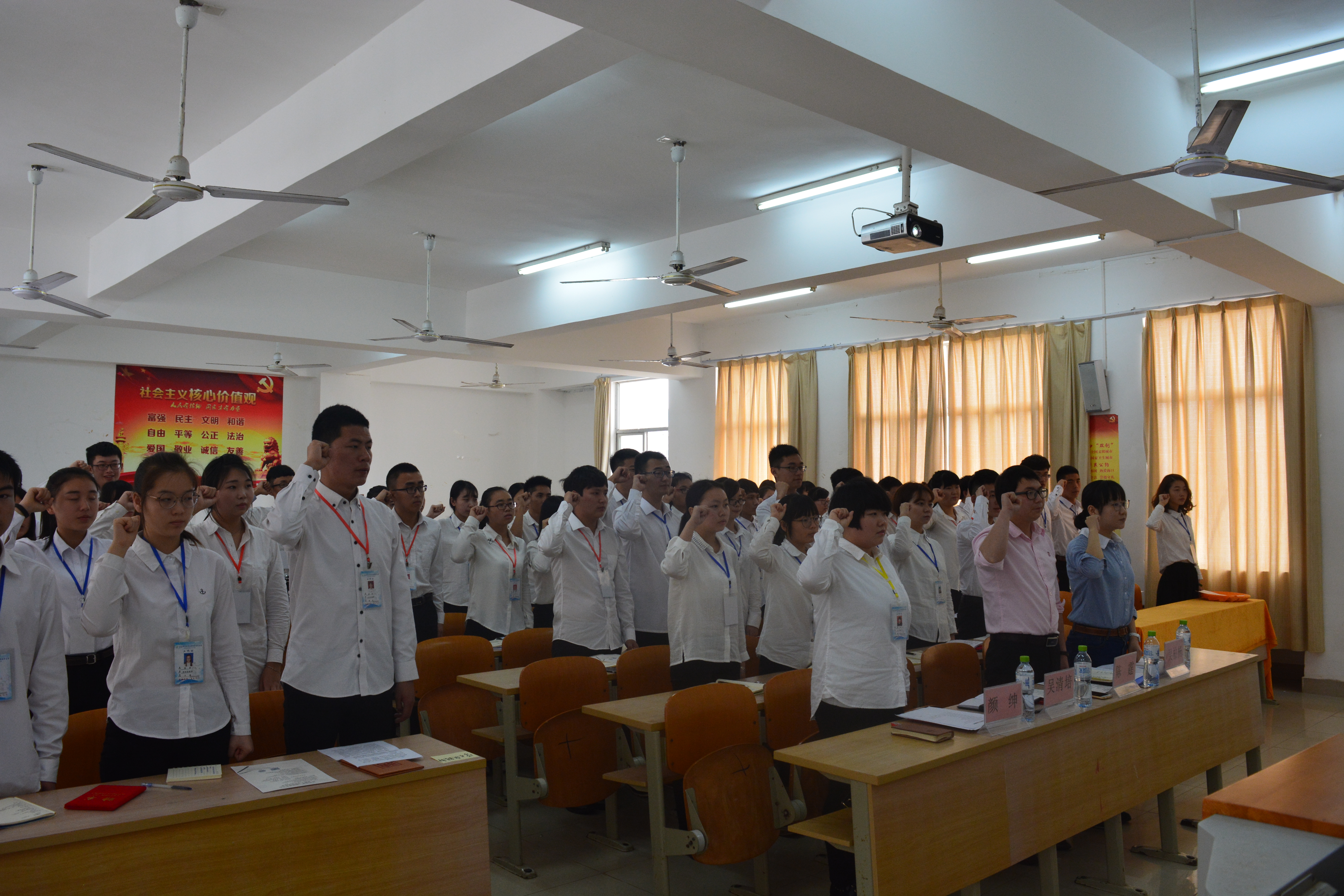 新的起点,新的明天――记法学院第一届团委学生会受聘大会