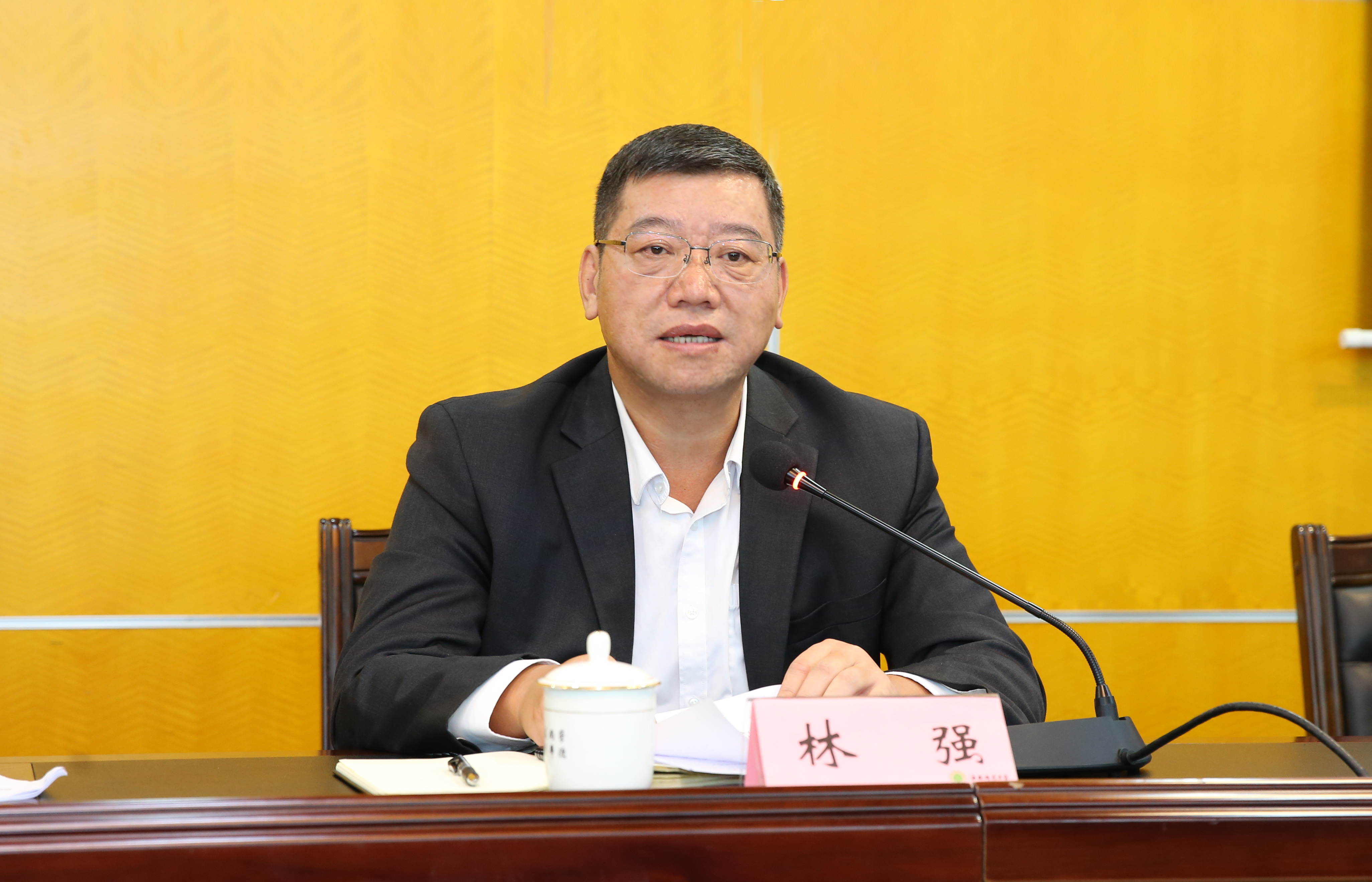 学校召开党委理论学习中心组（扩大）会议