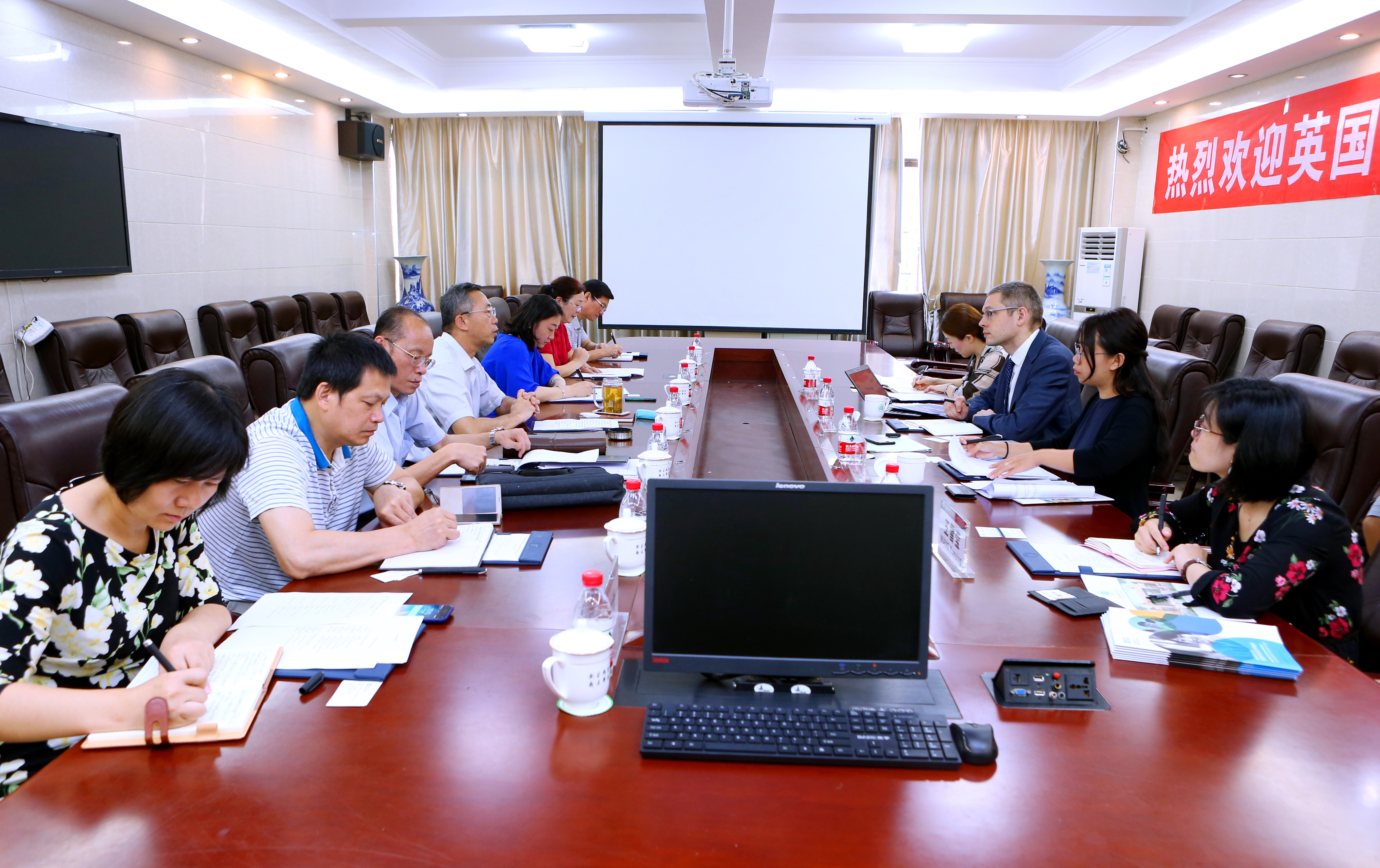 英国驻广州总领事馆代表团访问我校