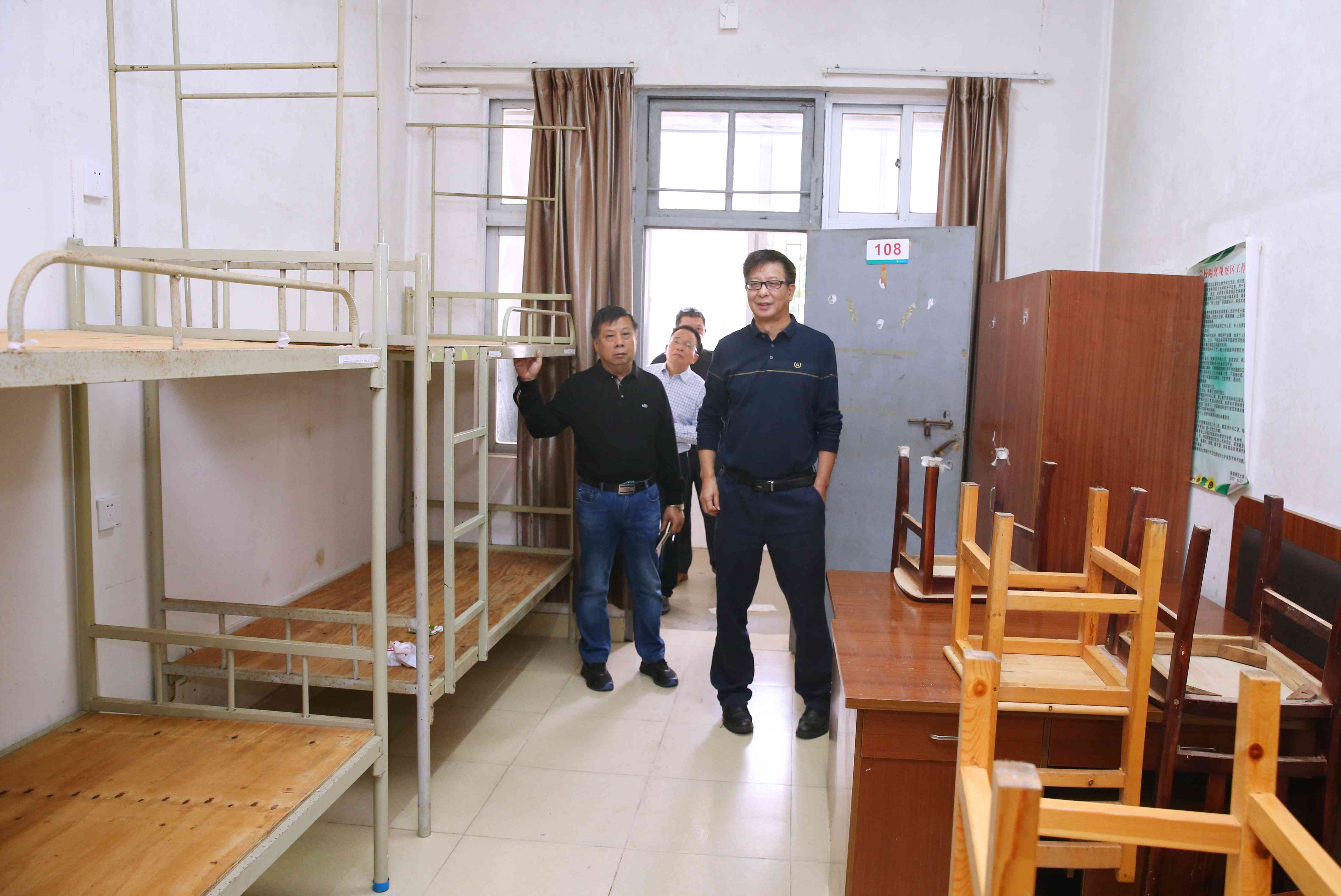 校领导检查指导龙昆南校区开学准备工作