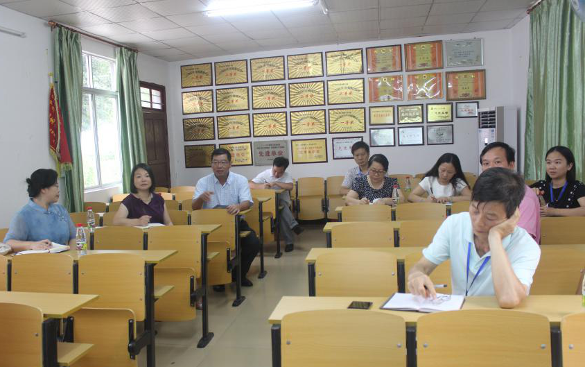  林强校长到实验小学调研