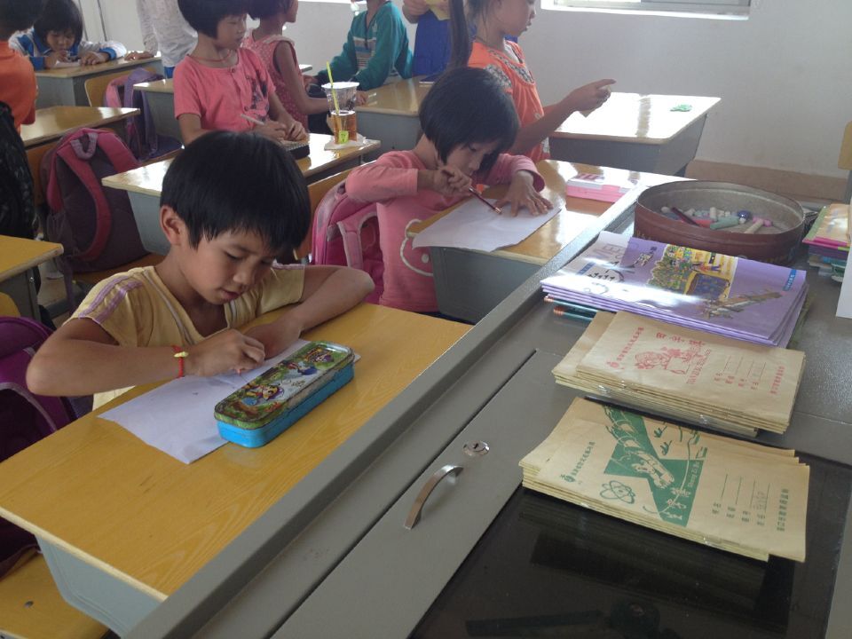 爱心支教，传递正能量――记经济与管理学院青年志愿者塔市支教