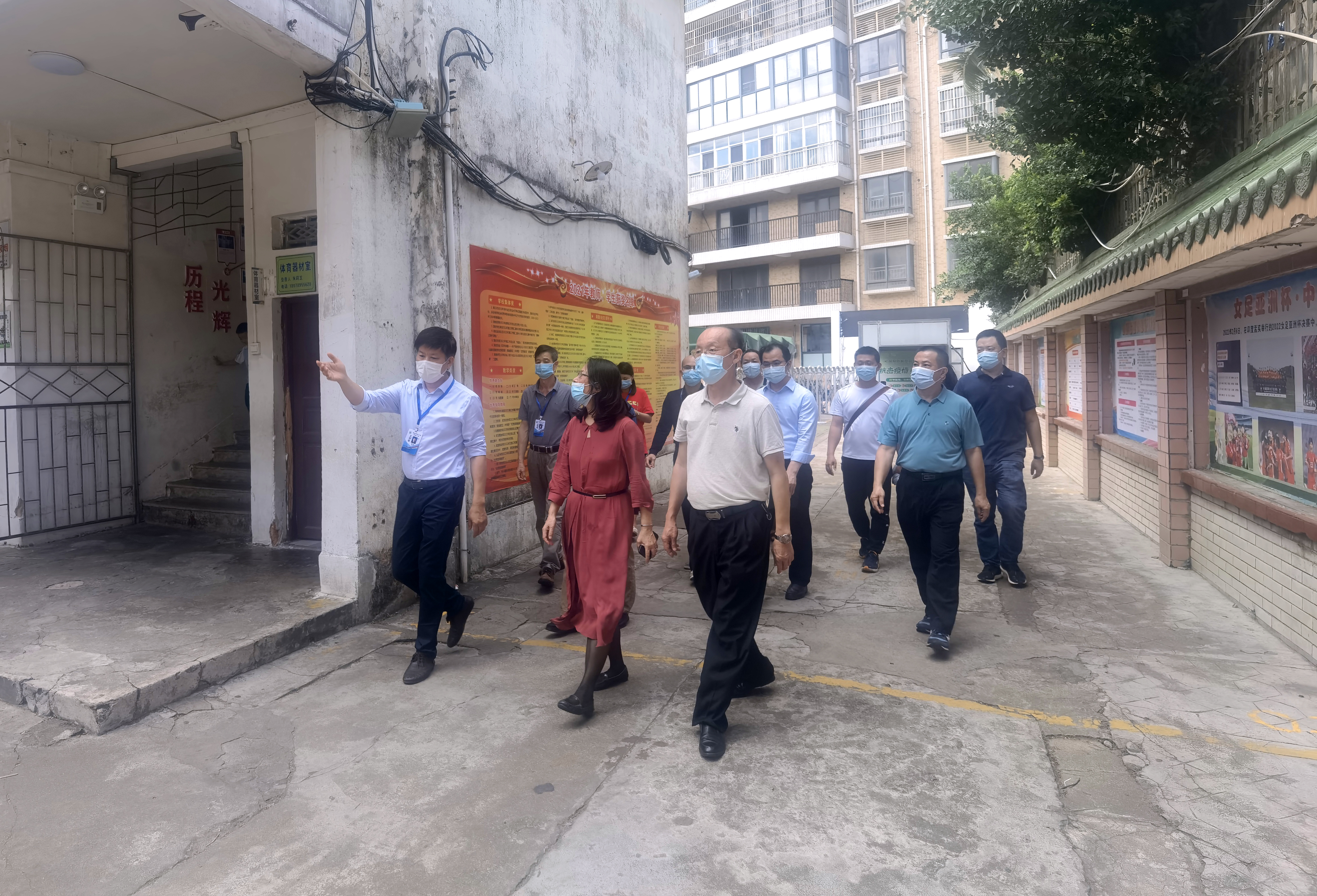 校领导巡查我校疫情防控工作
