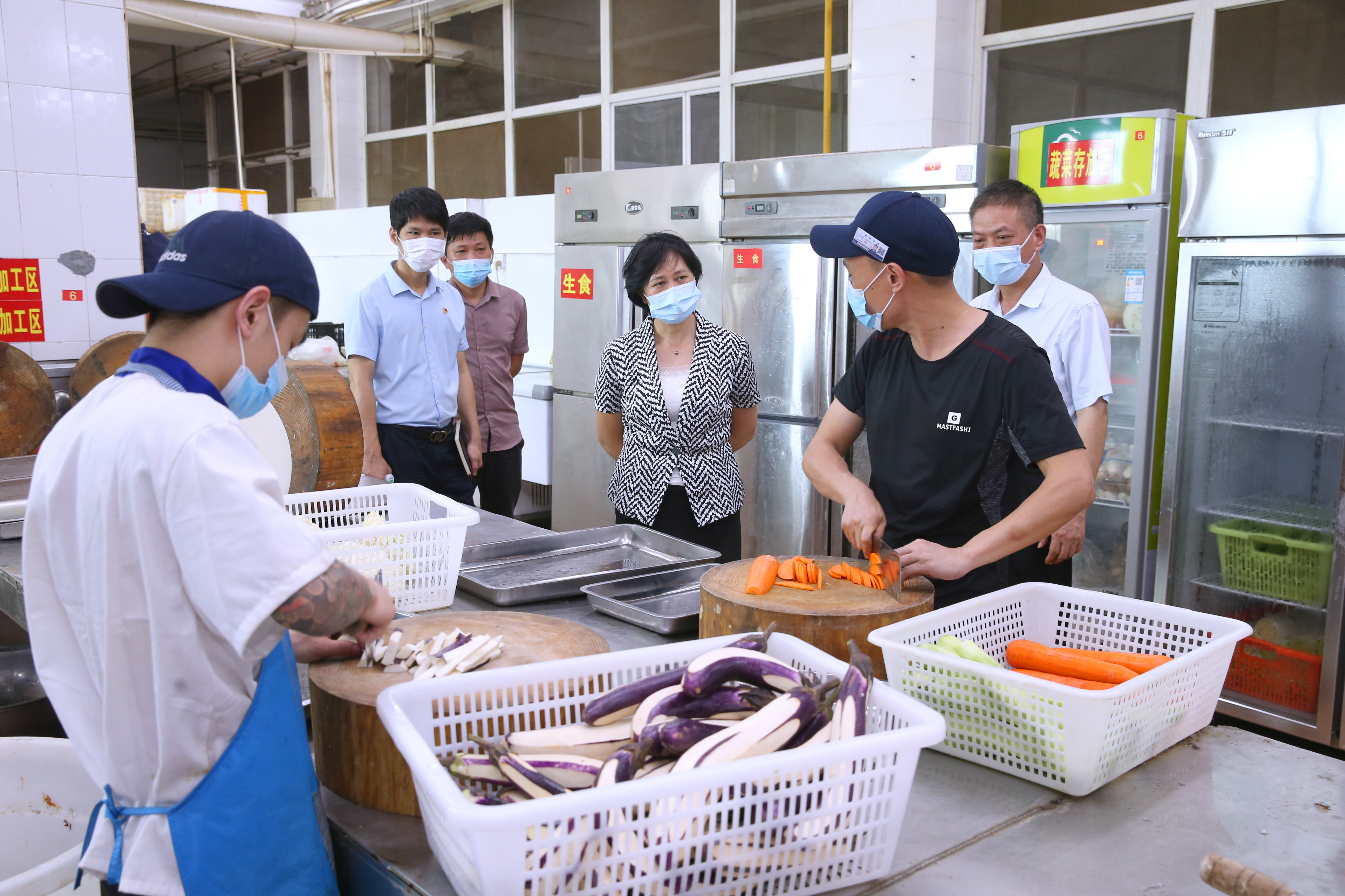 校领导巡查我校疫情防控工作