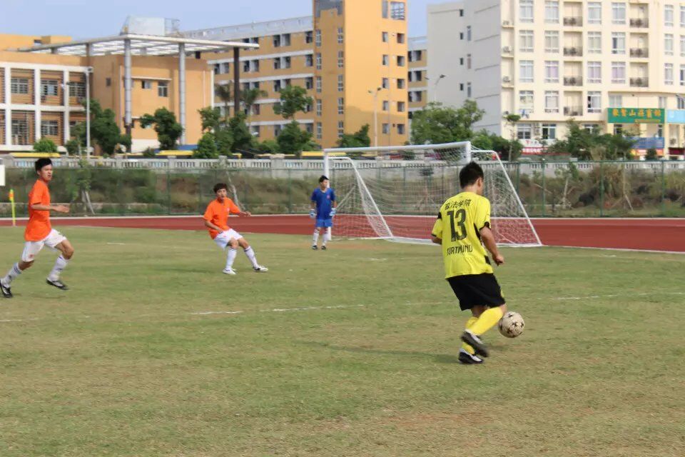 政法学子实力强 ，绿茵场上展风采――记政法学院三走系列活动之参加校级足球赛小组赛