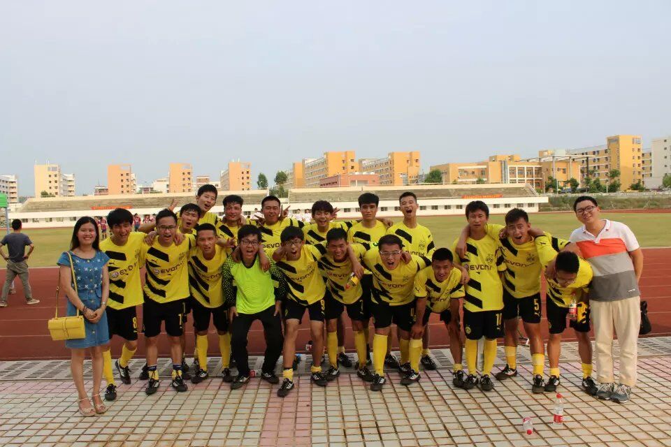 政法学子实力强 ，绿茵场上展风采――记政法学院三走系列活动之参加校级足球赛小组赛