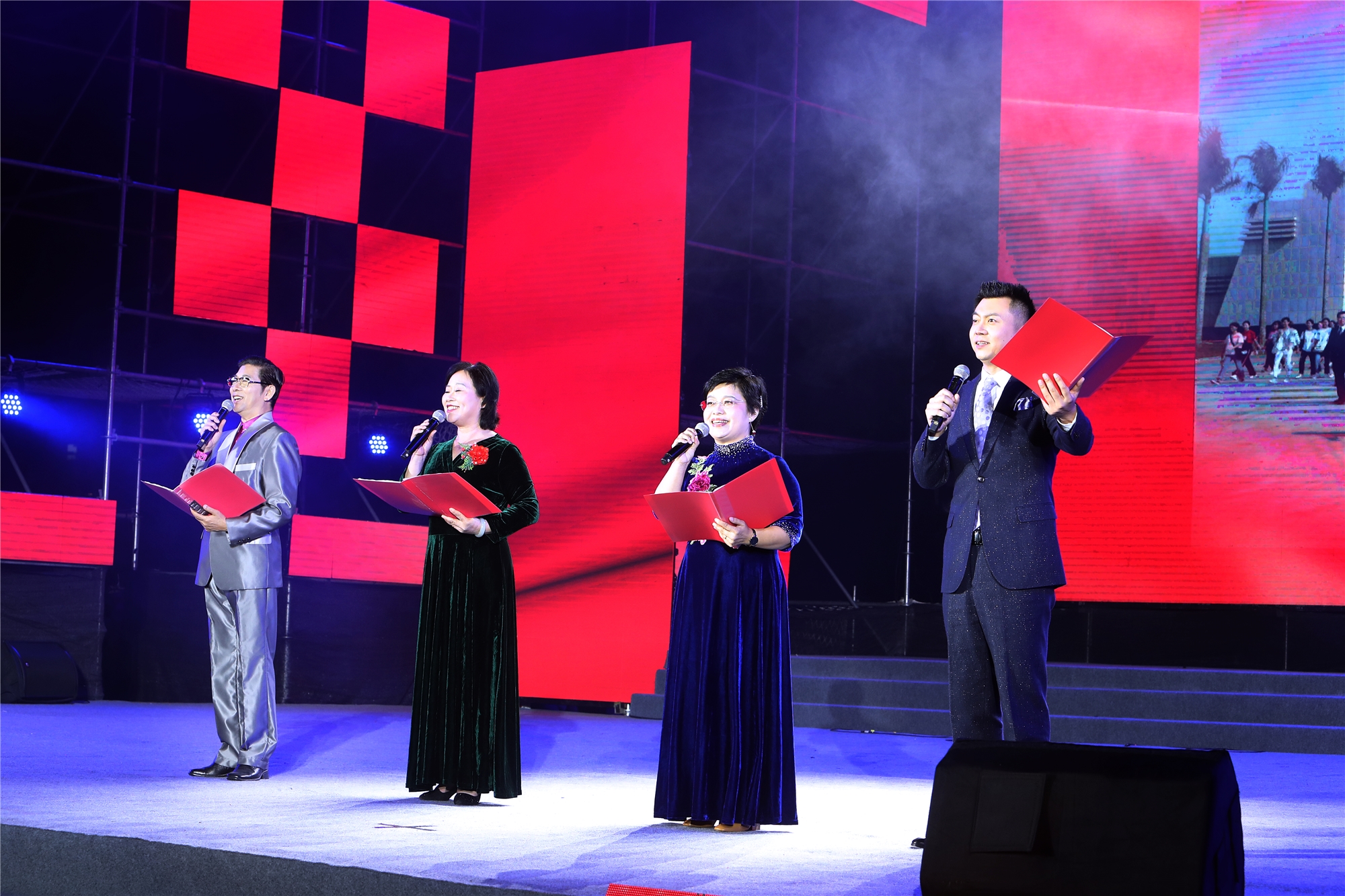 我校隆重举办庆祝建校70周年文艺晚会