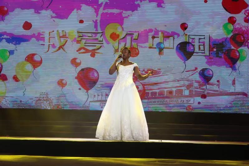 我校隆重举办庆祝建校70周年文艺晚会