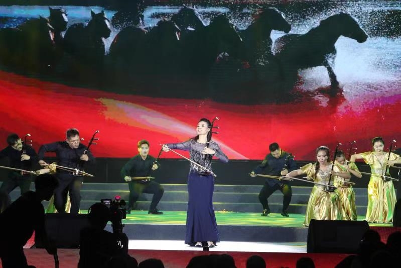 我校隆重举办庆祝建校70周年文艺晚会