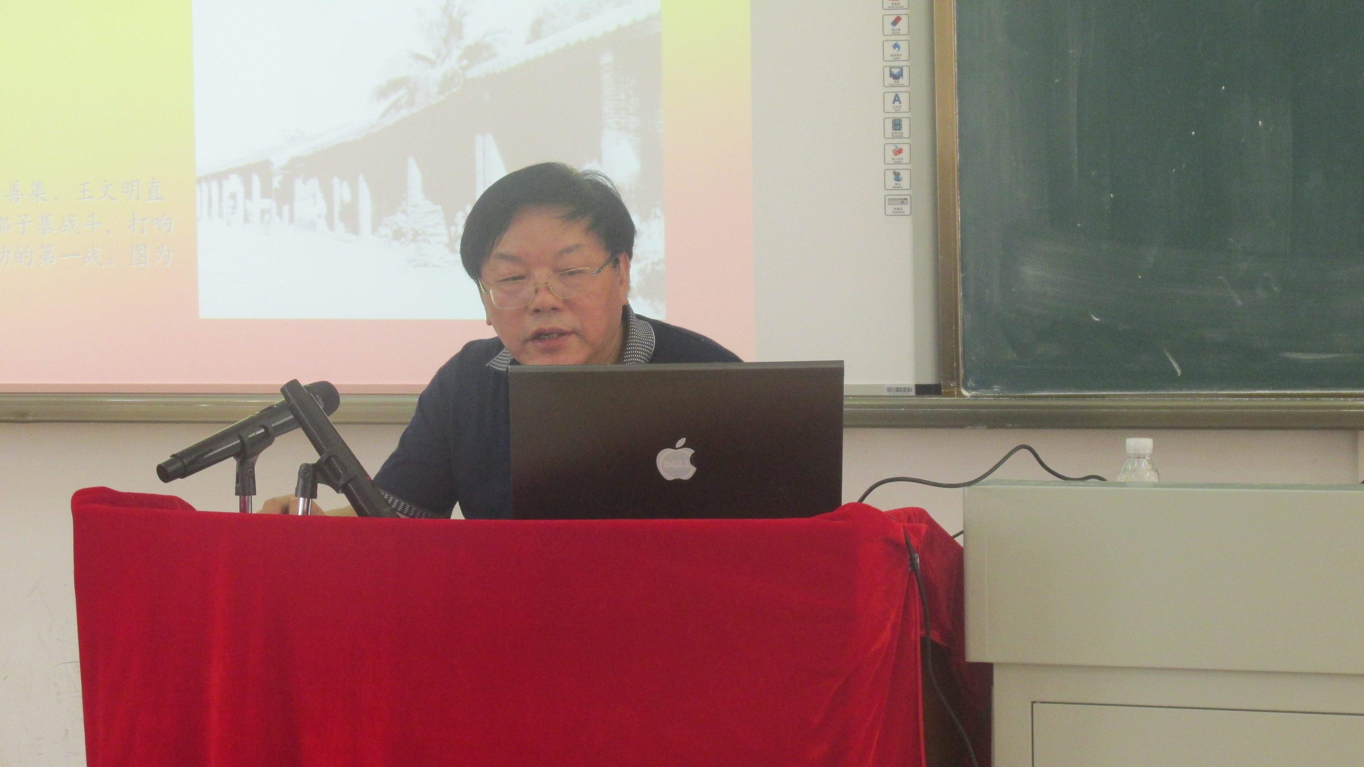 孤岛奋战，艰苦卓绝，二十三年红旗不倒——记文学院国情教育系列报告会