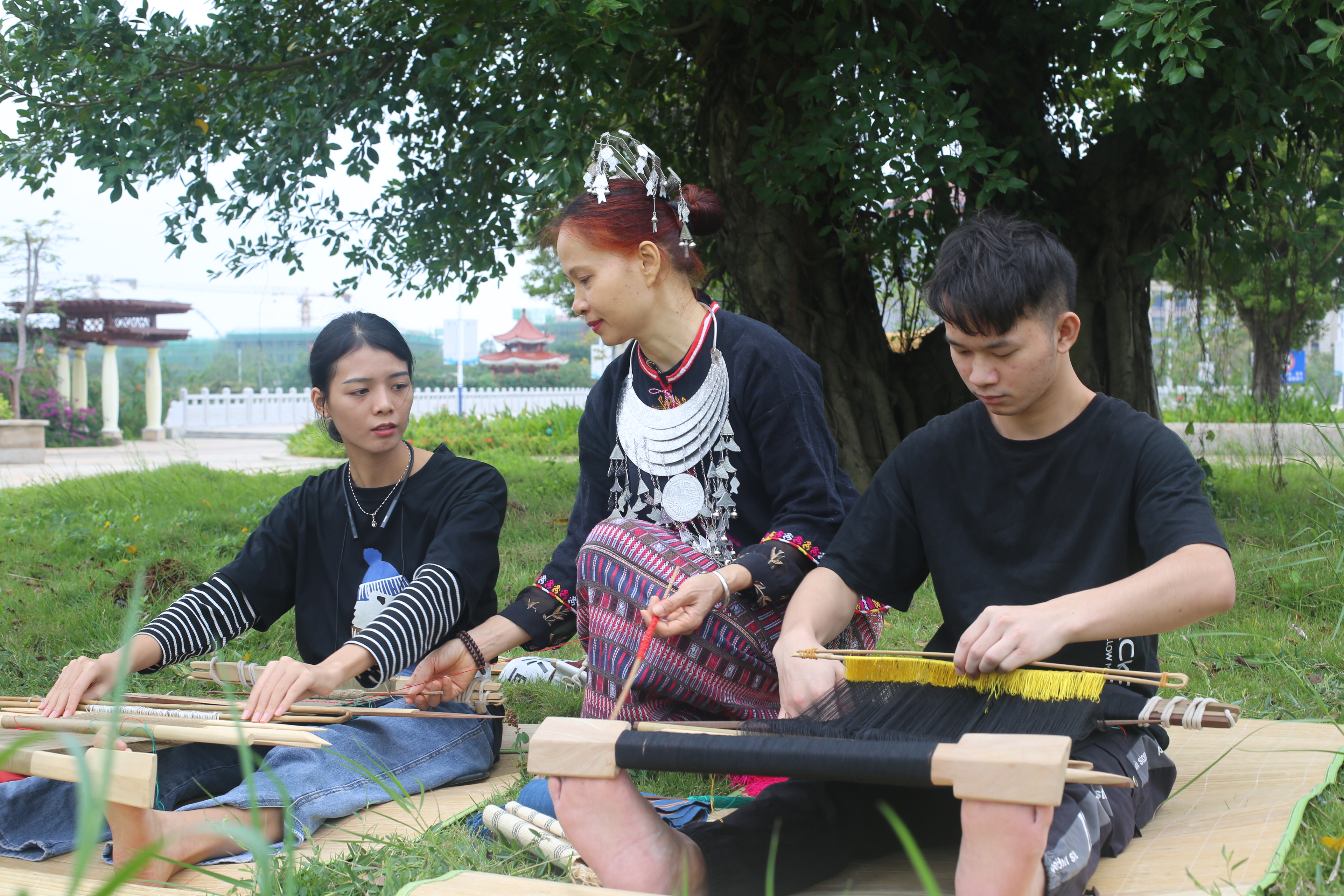 国家非遗传统技艺黎锦传承人到美术学院开展培训