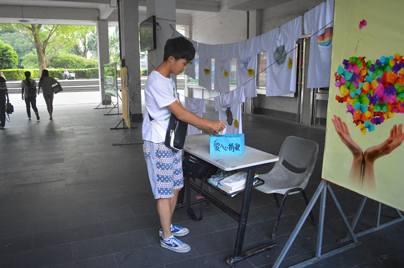 爱心传递，接力义卖――记数学与统计学院数学图形创意征集比赛之爱心义卖活动