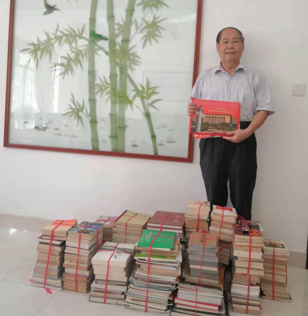 原国家侨联副主席林明江再次向我校图书馆赠送图书