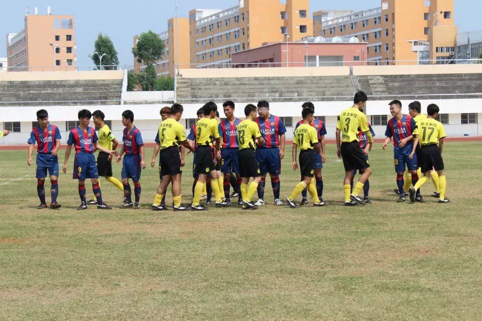 挥汗绿茵，斗志昂扬看政法――记政法学院三走系列活动之参加校级足球赛小组赛