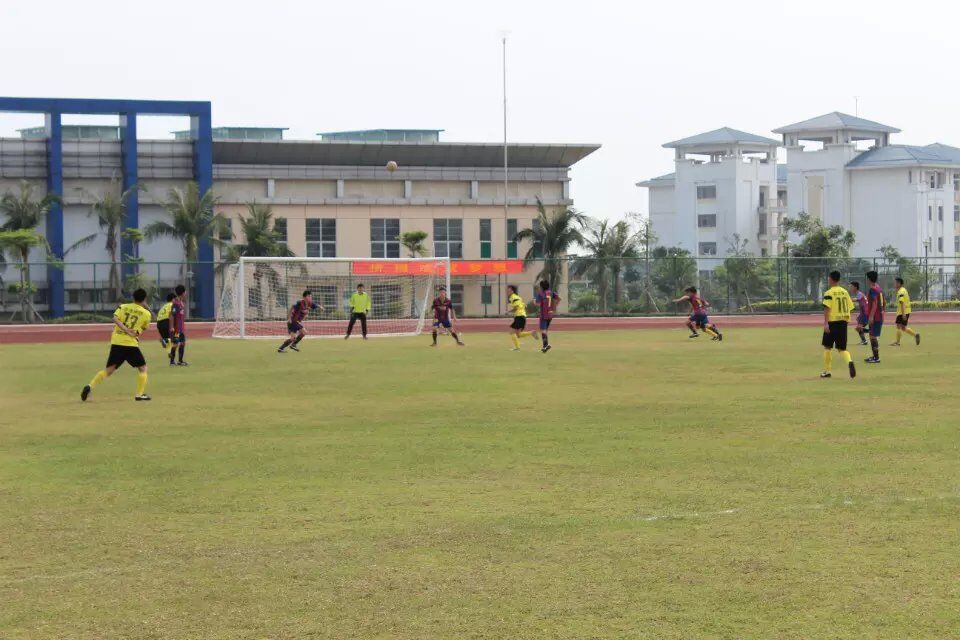 挥汗绿茵，斗志昂扬看政法――记政法学院三走系列活动之参加校级足球赛小组赛