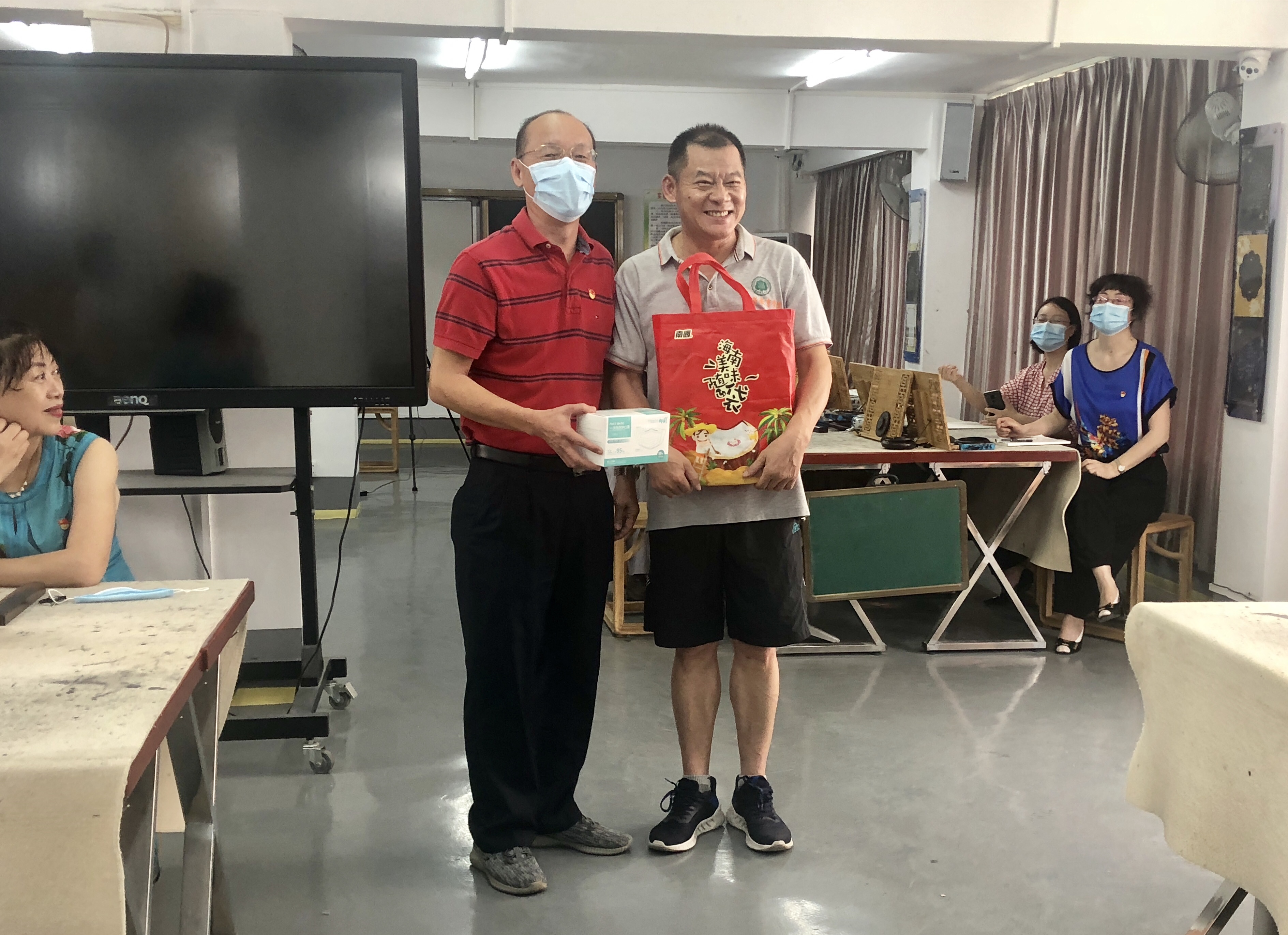 让党徽在志愿服务中闪光---机关党委第九支部助力初等教育学院学生返校工作