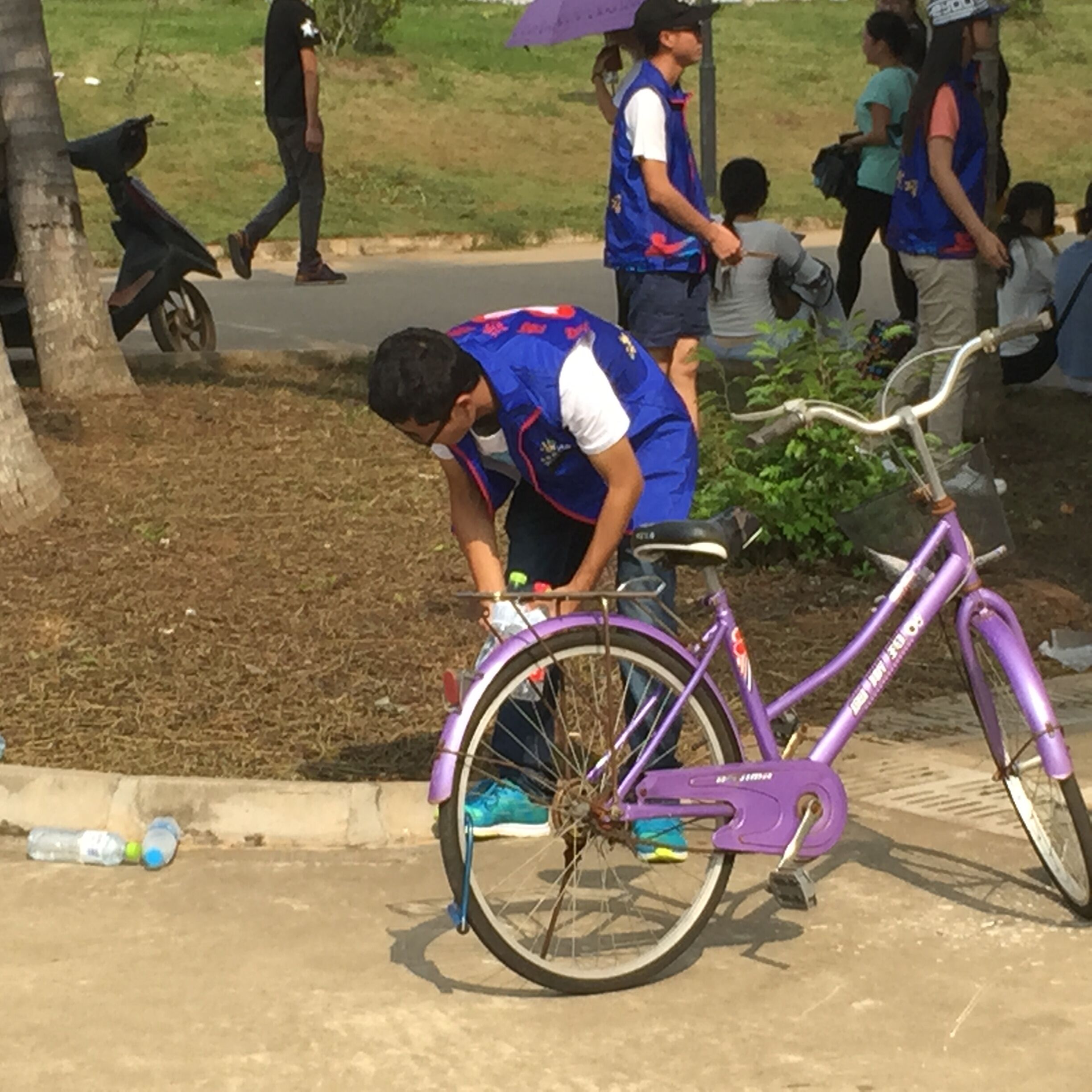 经济与管理学院志愿者义务维持体测现场秩序