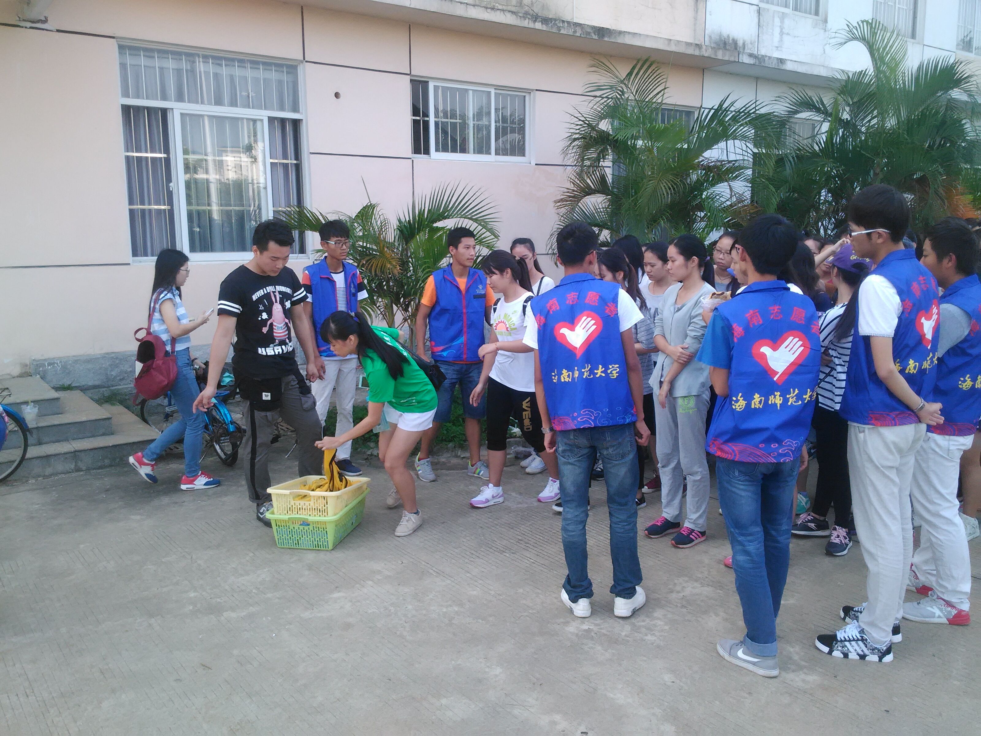 经济与管理学院志愿者义务维持体测现场秩序