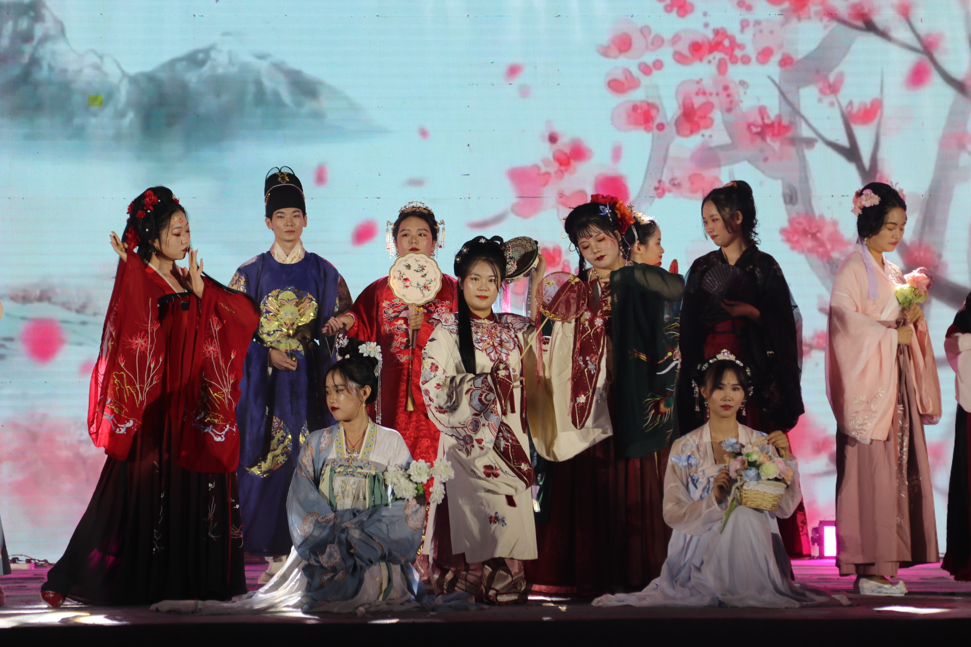 “青春向党 逐梦前行”2021年迎新晚会隆重举行