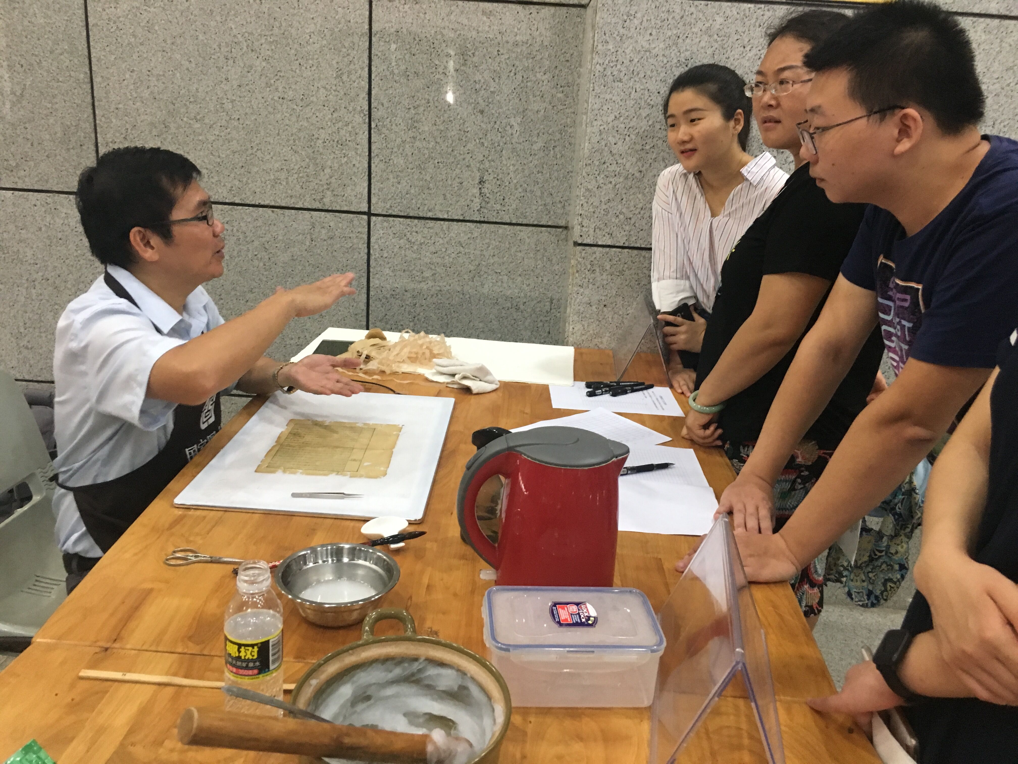 我校图书馆举办“古籍修复技艺进校园” 活动