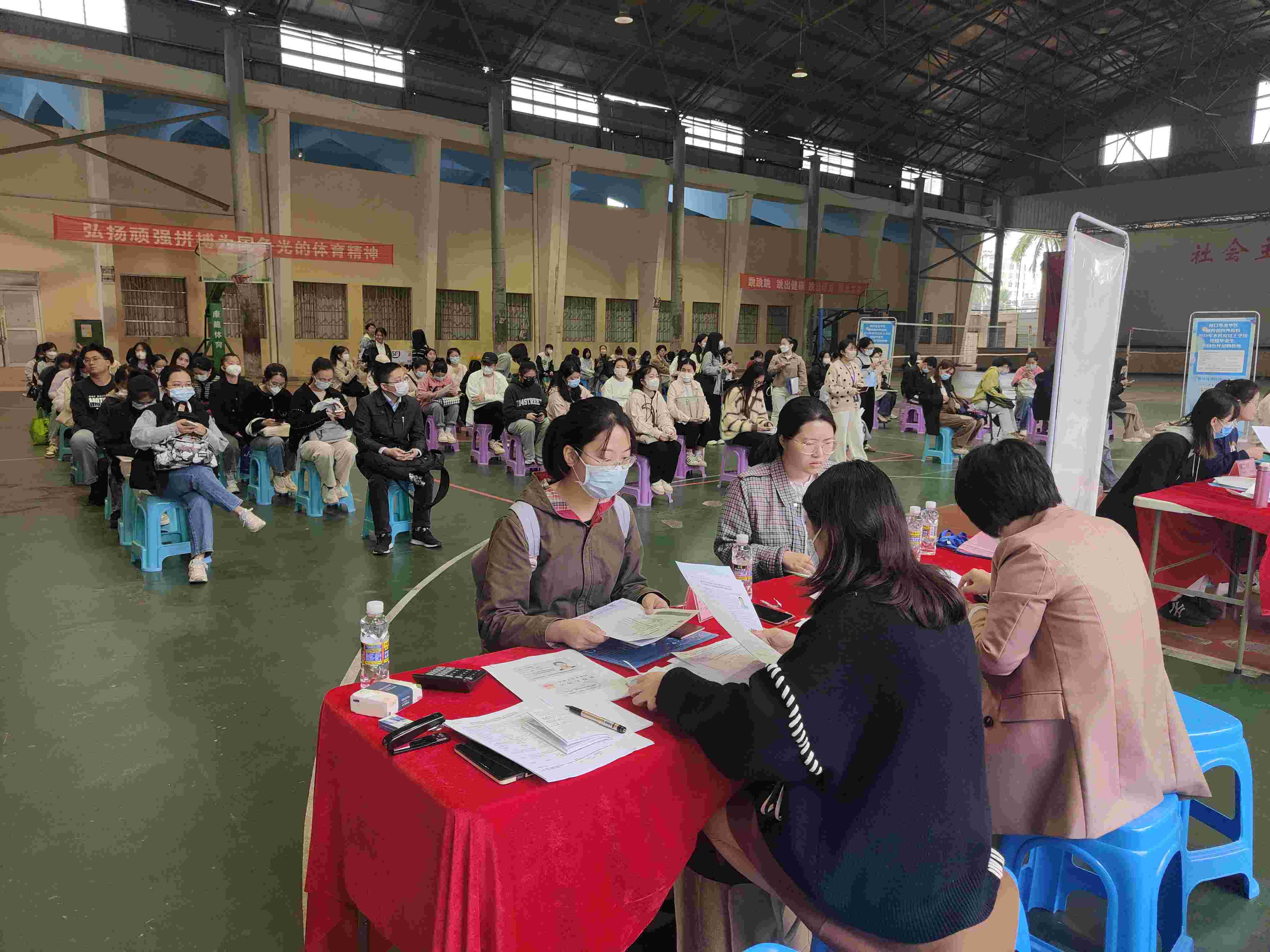 海口市龙华区教育局来我校招聘毕业生