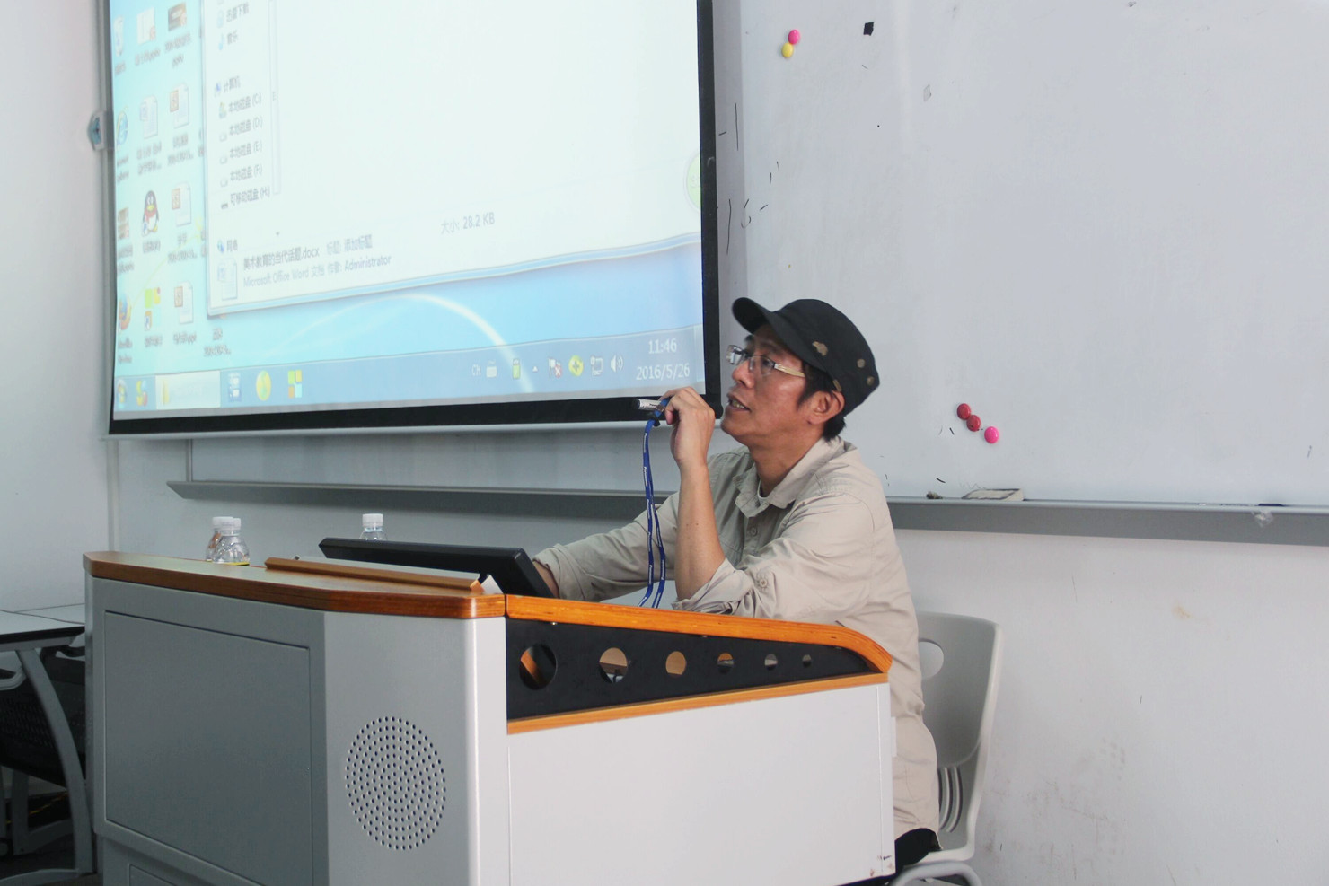 湖南师大美术学院博导谢�教授来我校讲学