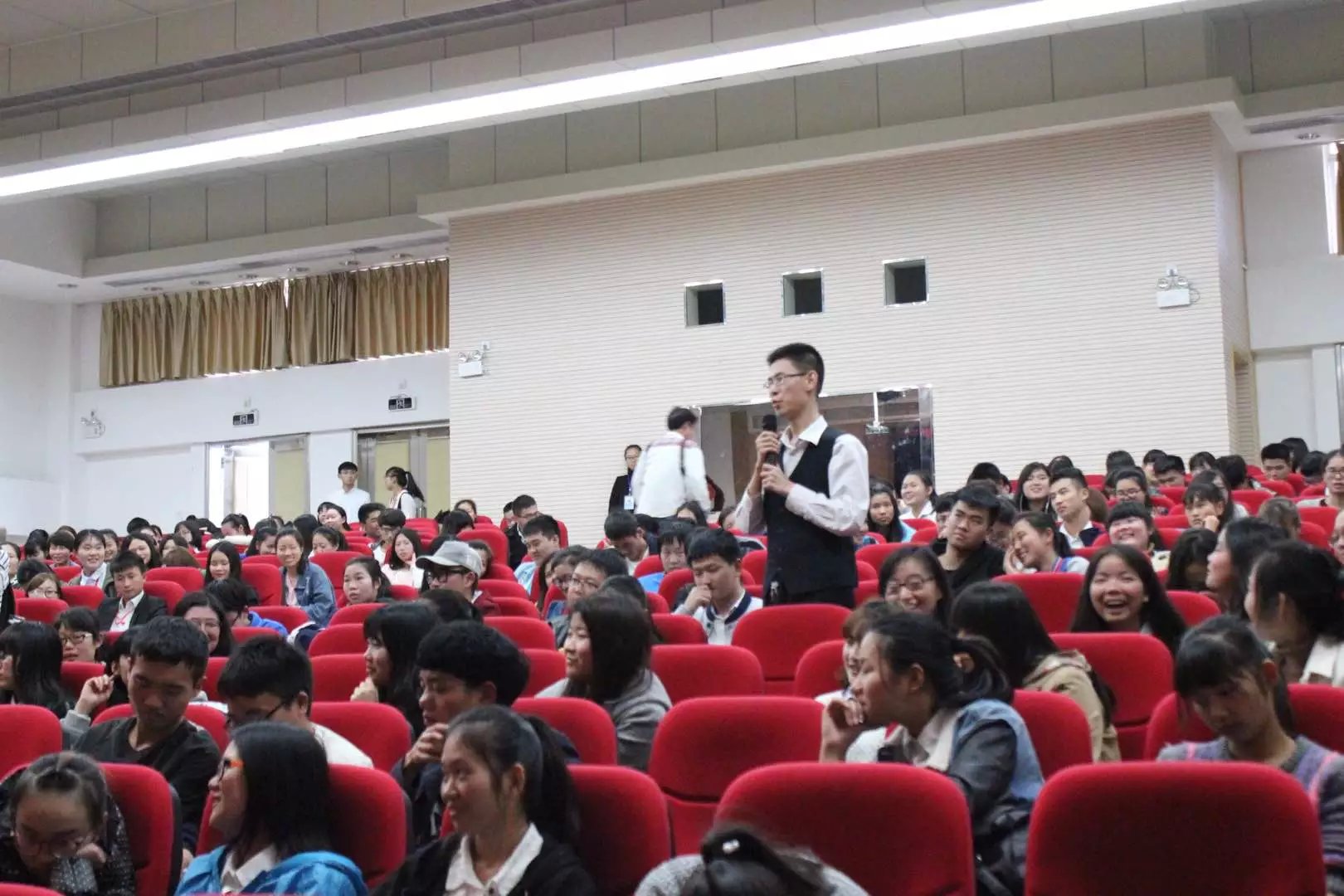 立足海洋文明，发展海洋经济――记马克思主义学院大学生思想政治理论课特聘教授首场讲