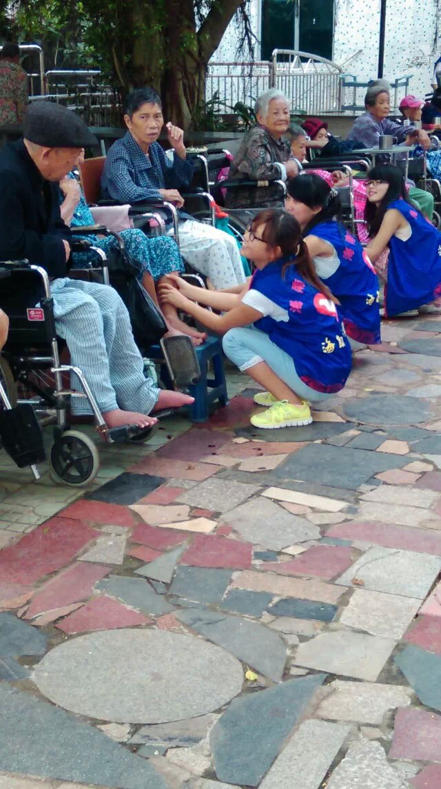 外国语学院开展“俏夕阳”志愿活动