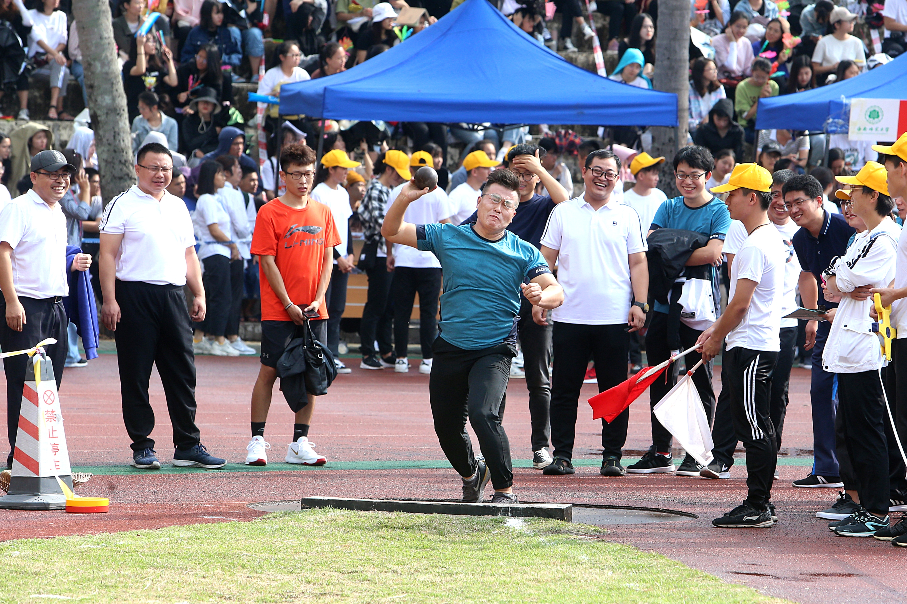 校运会上的教职工