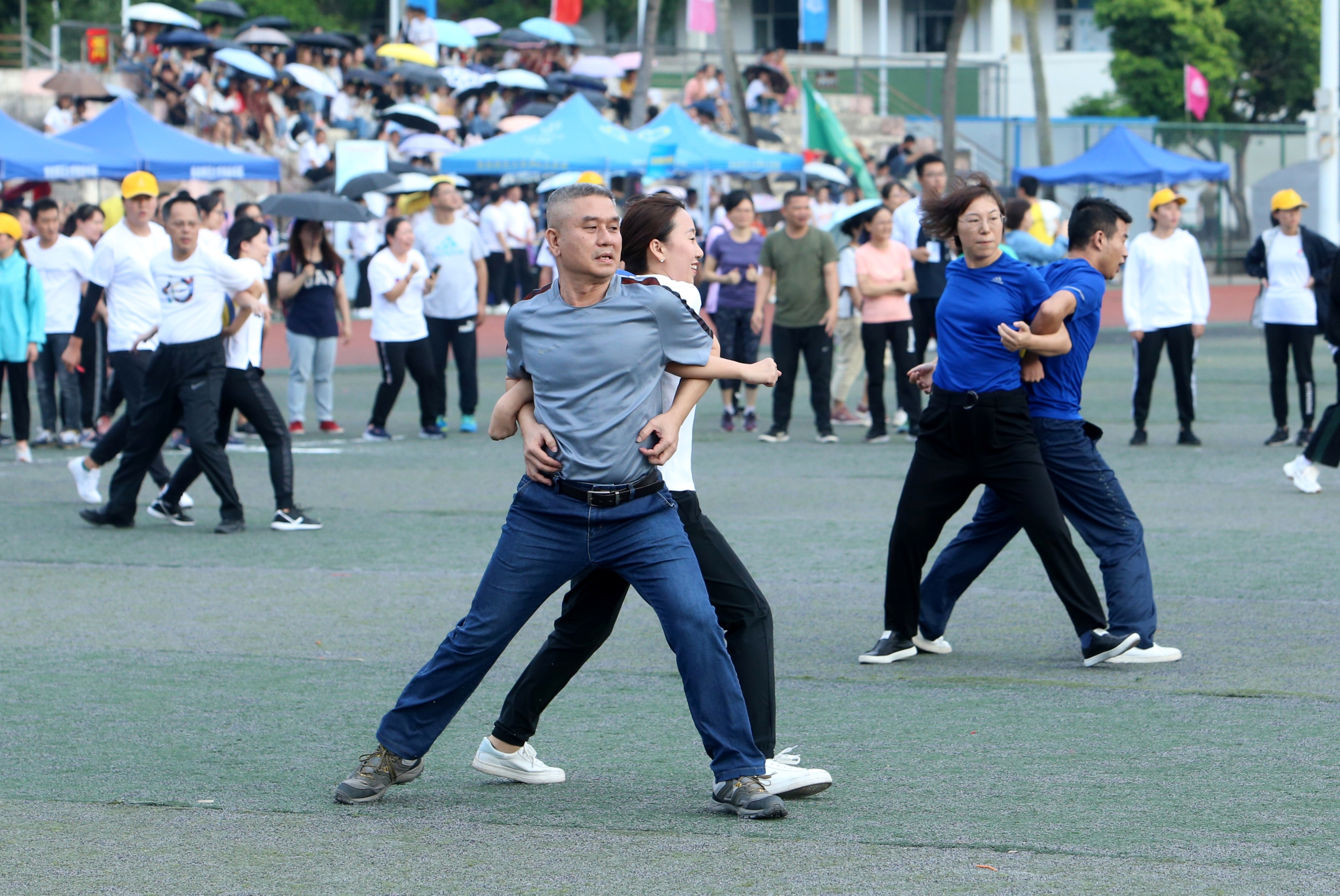 校运会上的教职工