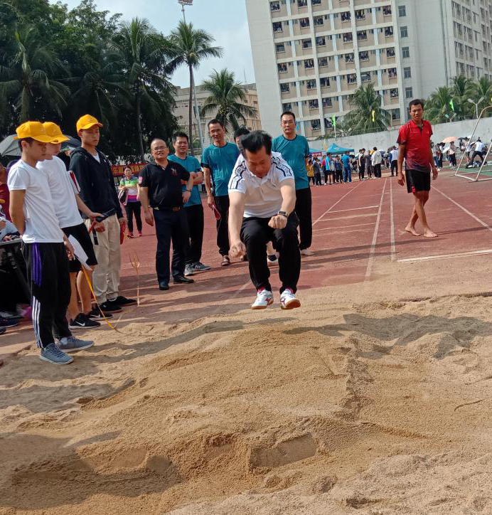 校运会上的教职工