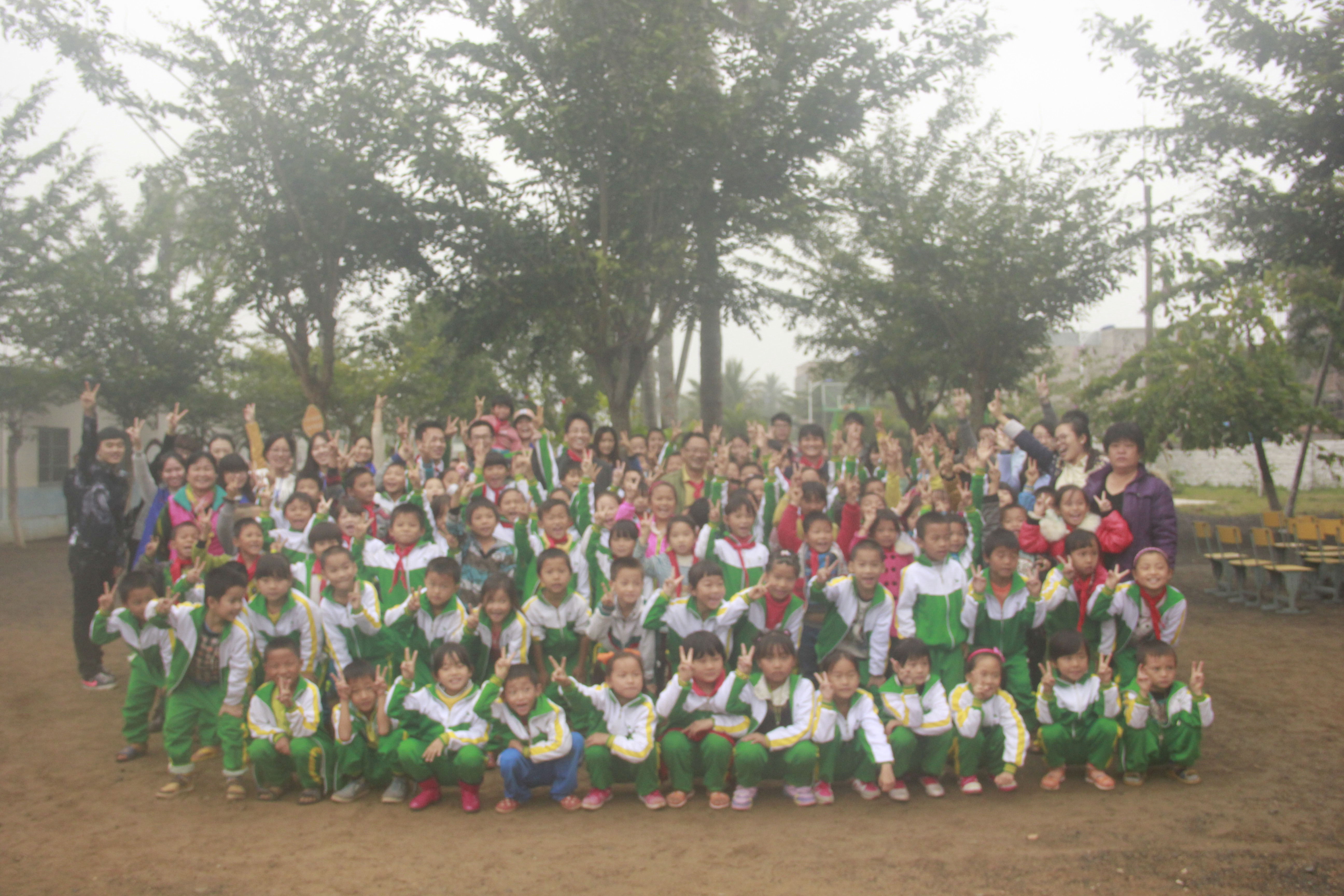 图书育人，梦想启程――记文学院在五一小学赠书活动