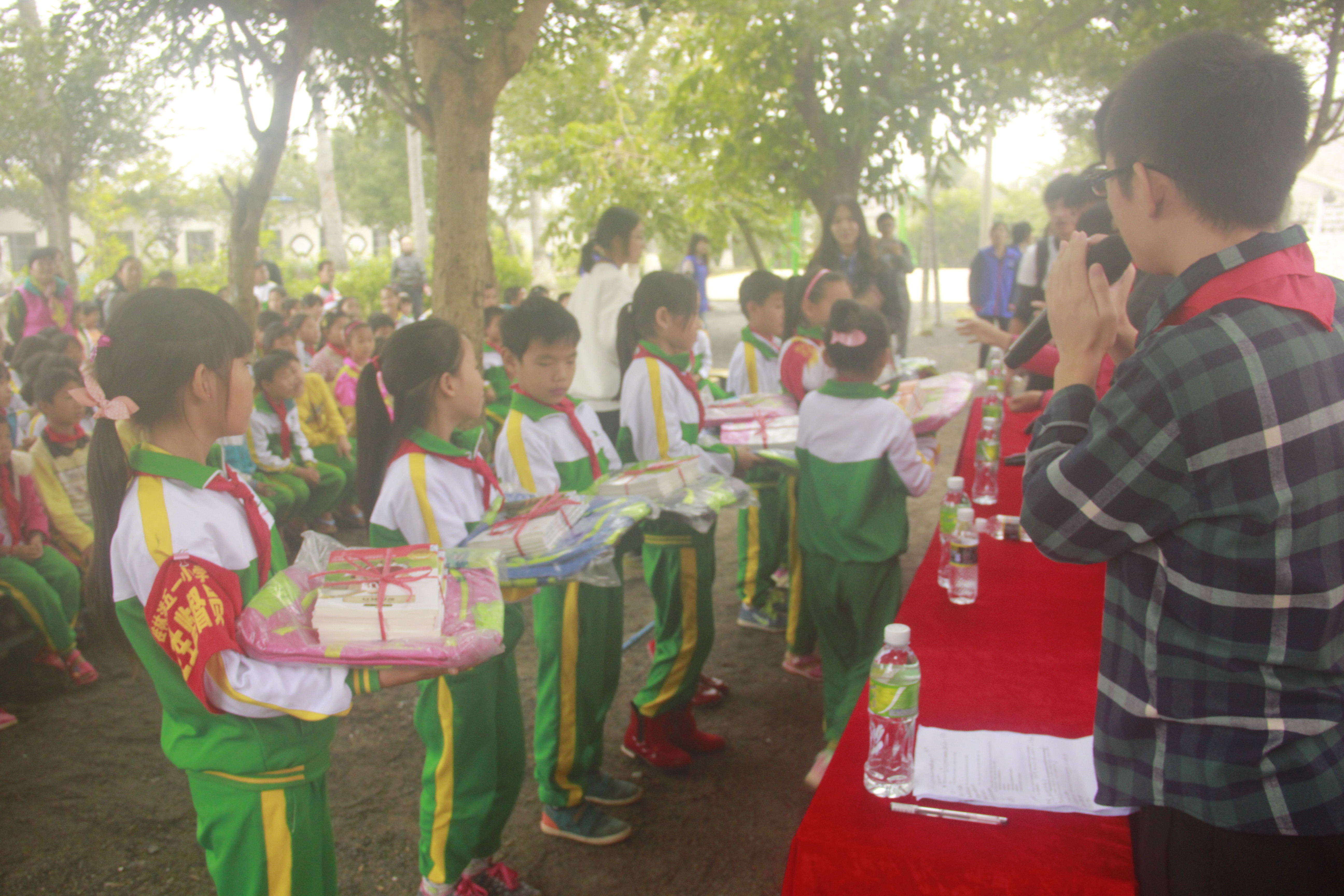 图书育人，梦想启程――记文学院在五一小学赠书活动