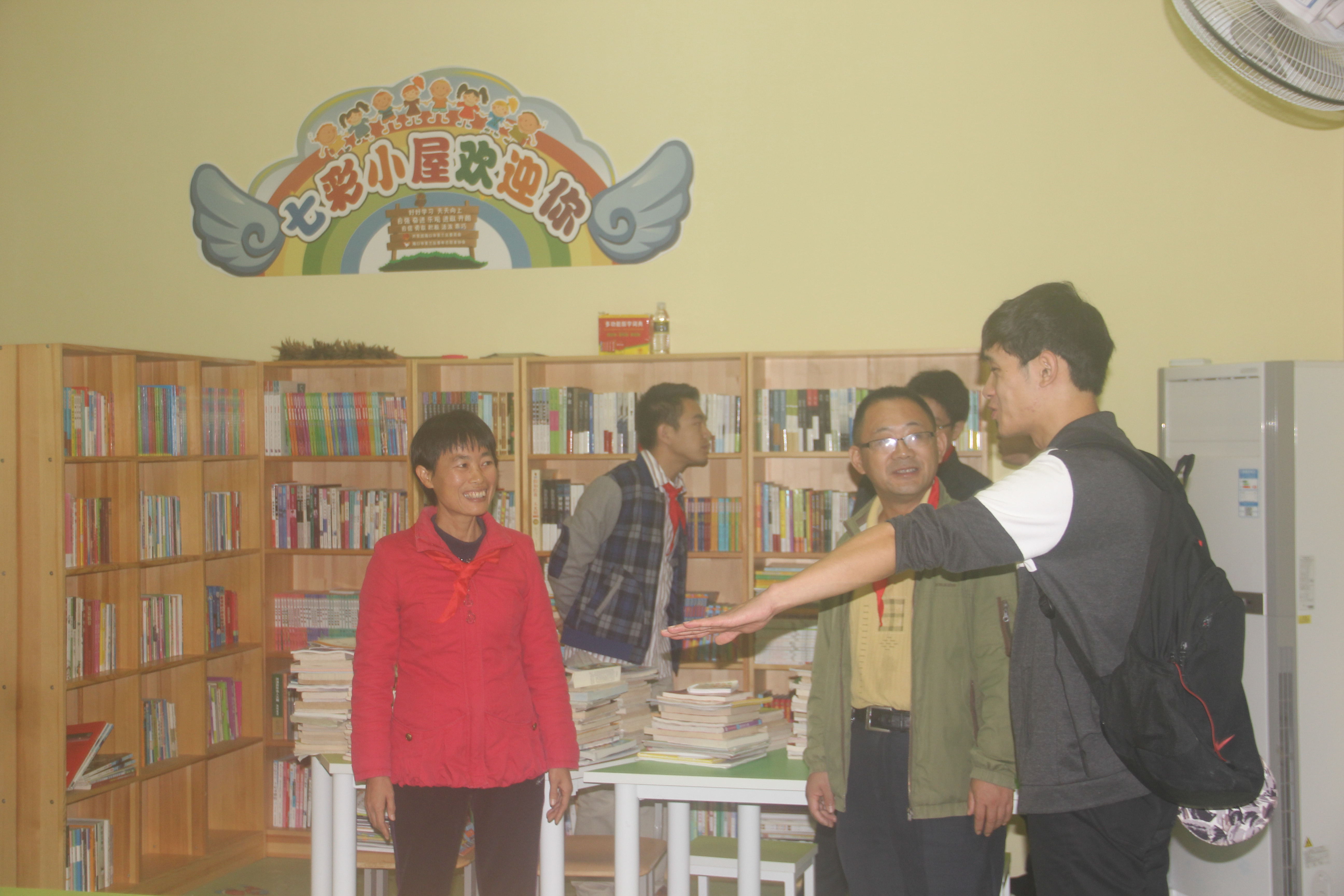 图书育人，梦想启程――记文学院在五一小学赠书活动