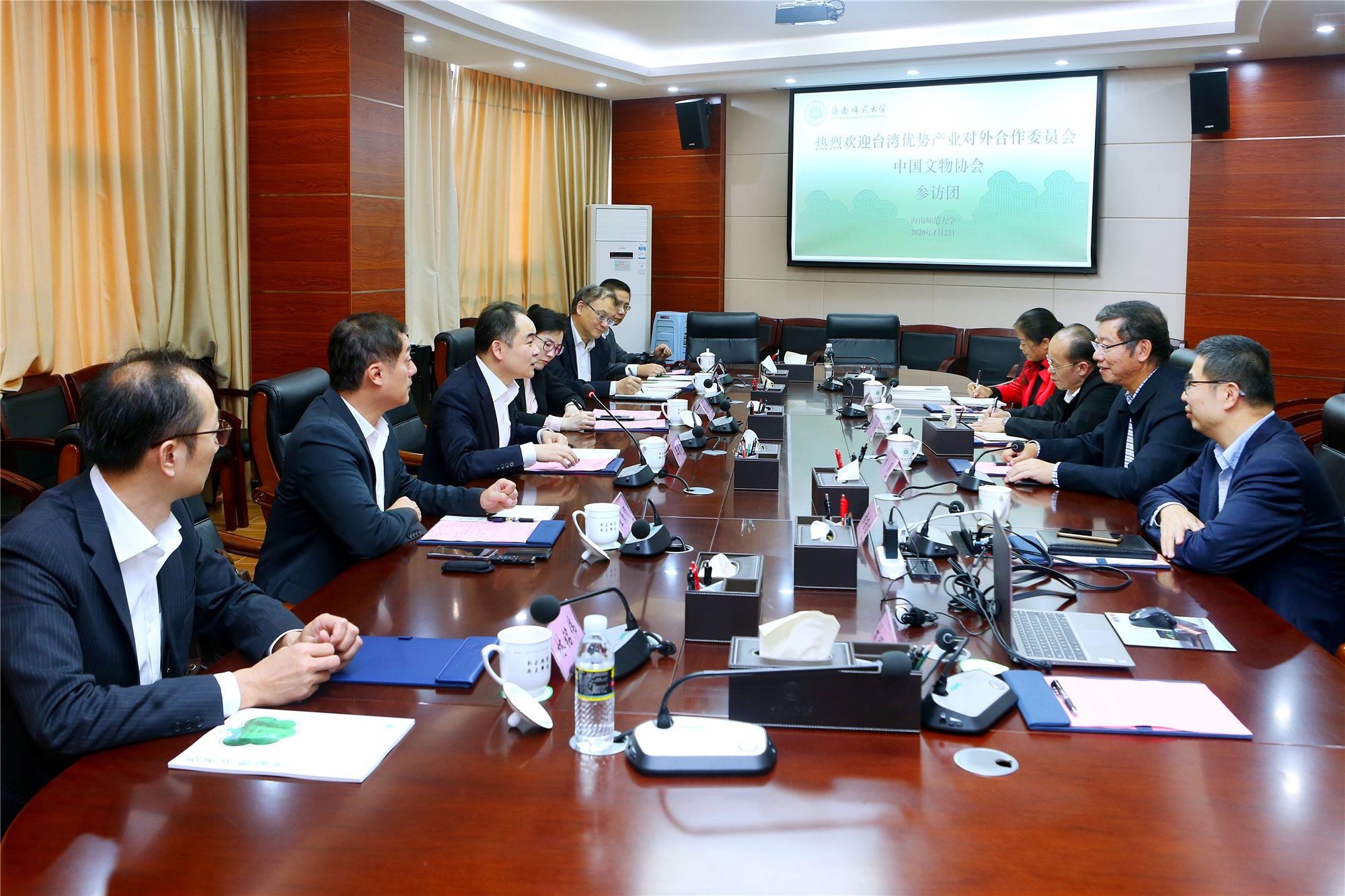 中国文物协会、台湾优势产业对外合作委员会参访团一行访问我校