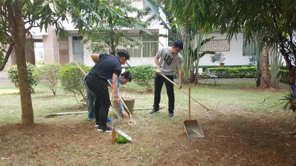 行之始，知之成――记文学院打扫卫生活动