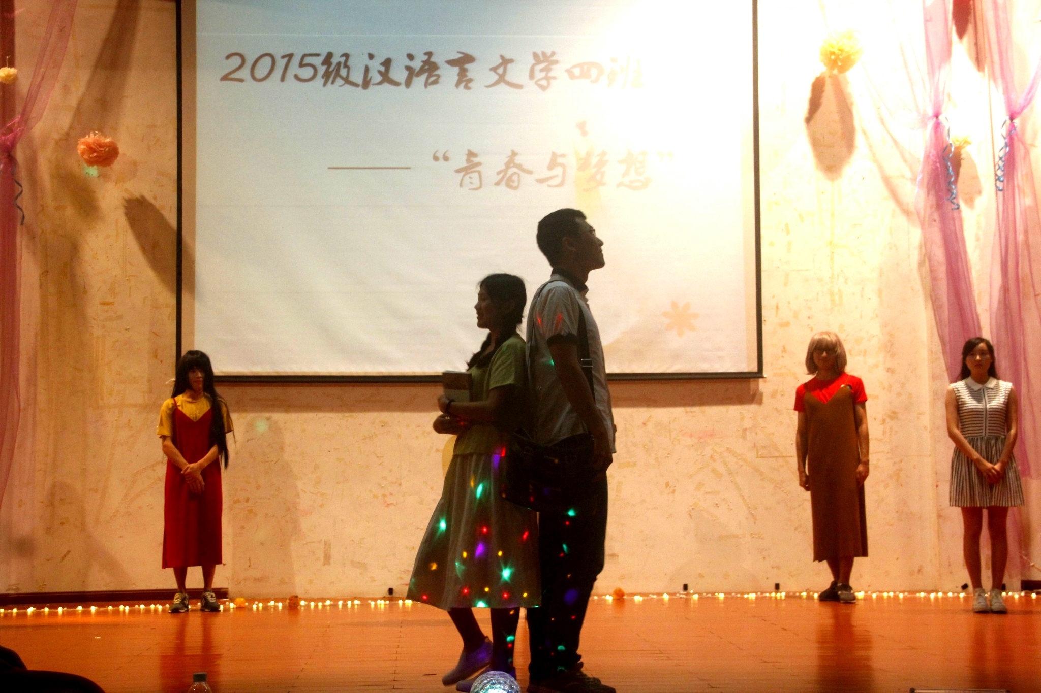 当趁风华，青春正茂――记文学院女生节“风华正茂”时装比赛